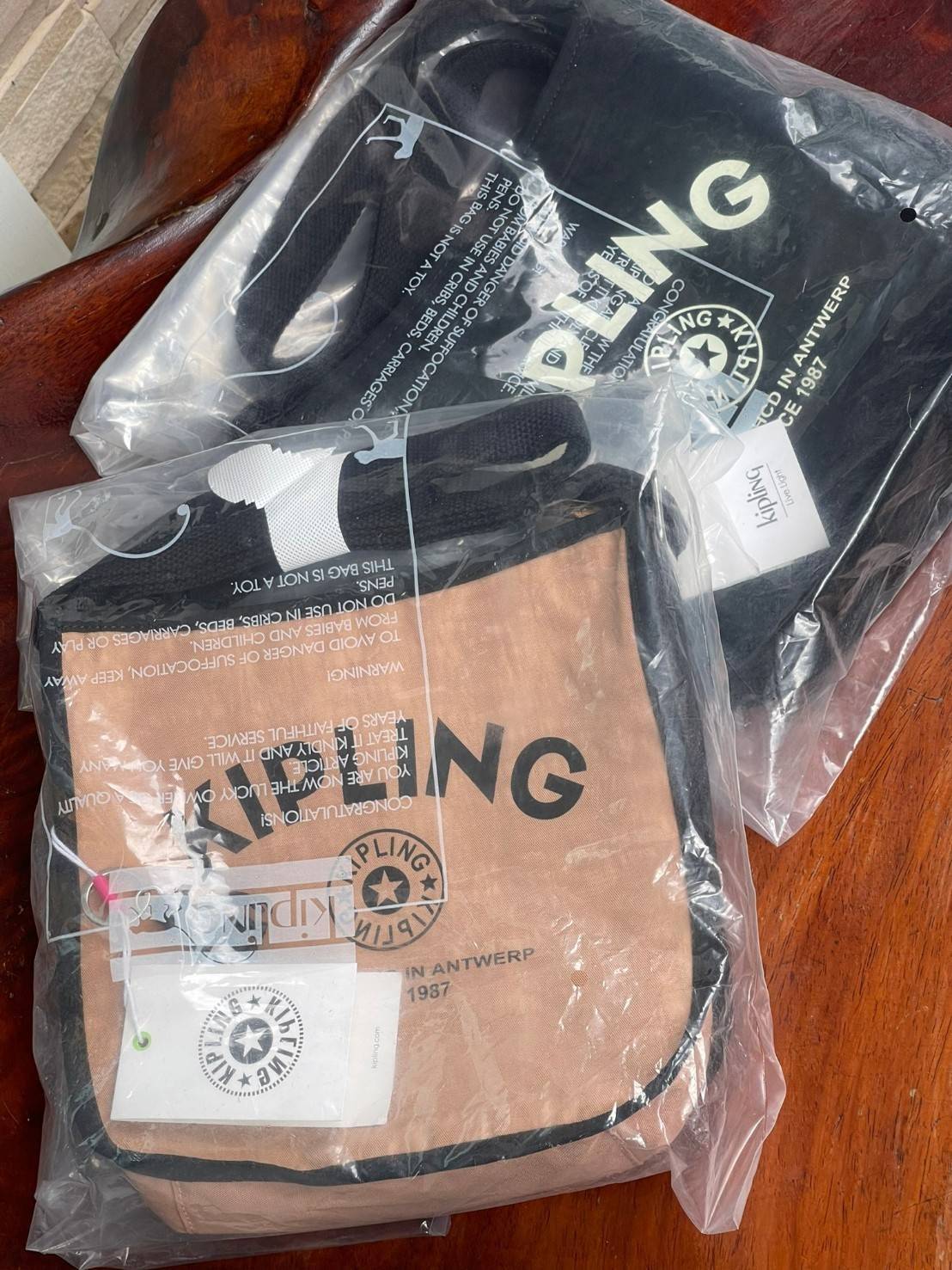 Kipling Patsy M Crossbody คอลเลคชั่นใหม่ล่าสุด ที่ไม่เน้นลวดลายและสีสัน แต่เน้นรูปแบบการใช้งานที่ง่ายแสนง่ายไม่ซับซ้อน ขนาดกำลังดี สามารถใส่ของที่จำเป็นได้ ไม่ว่าจะเป็นโทรศัพท์มือถือหรือกระเป๋าสตางค์ น้ำหนักเบา ด้านในของกระเป๋ายังแบ่งช่องเป็นระเบียบ พกพาไ