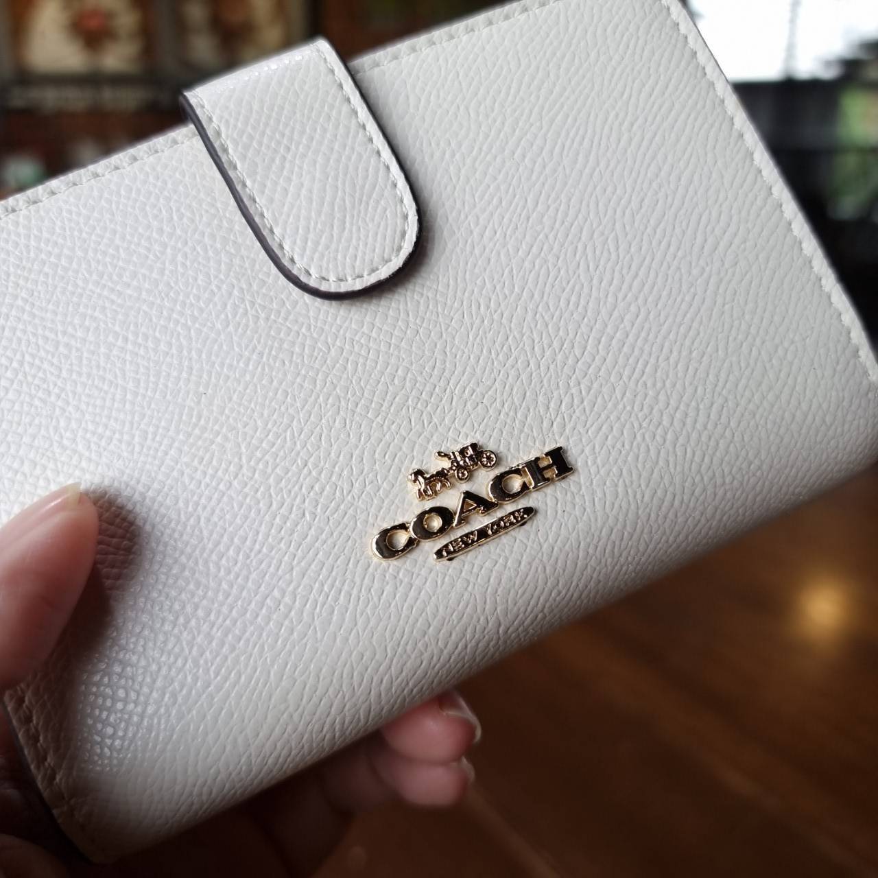 ของแท้ 💯% COACH F11484 MEDIUM CORNER ZIP WALLET มาแล้วจ้า!! รุ่นที่สาวๆตามหา 💃 กระเป๋าสตางค์ใบกลาง สีคลาสสิค เรียบแต่แฝงความหรู ด้วยวัสดุหนัง crossgrain ที่ดูแลรักษาง่าย