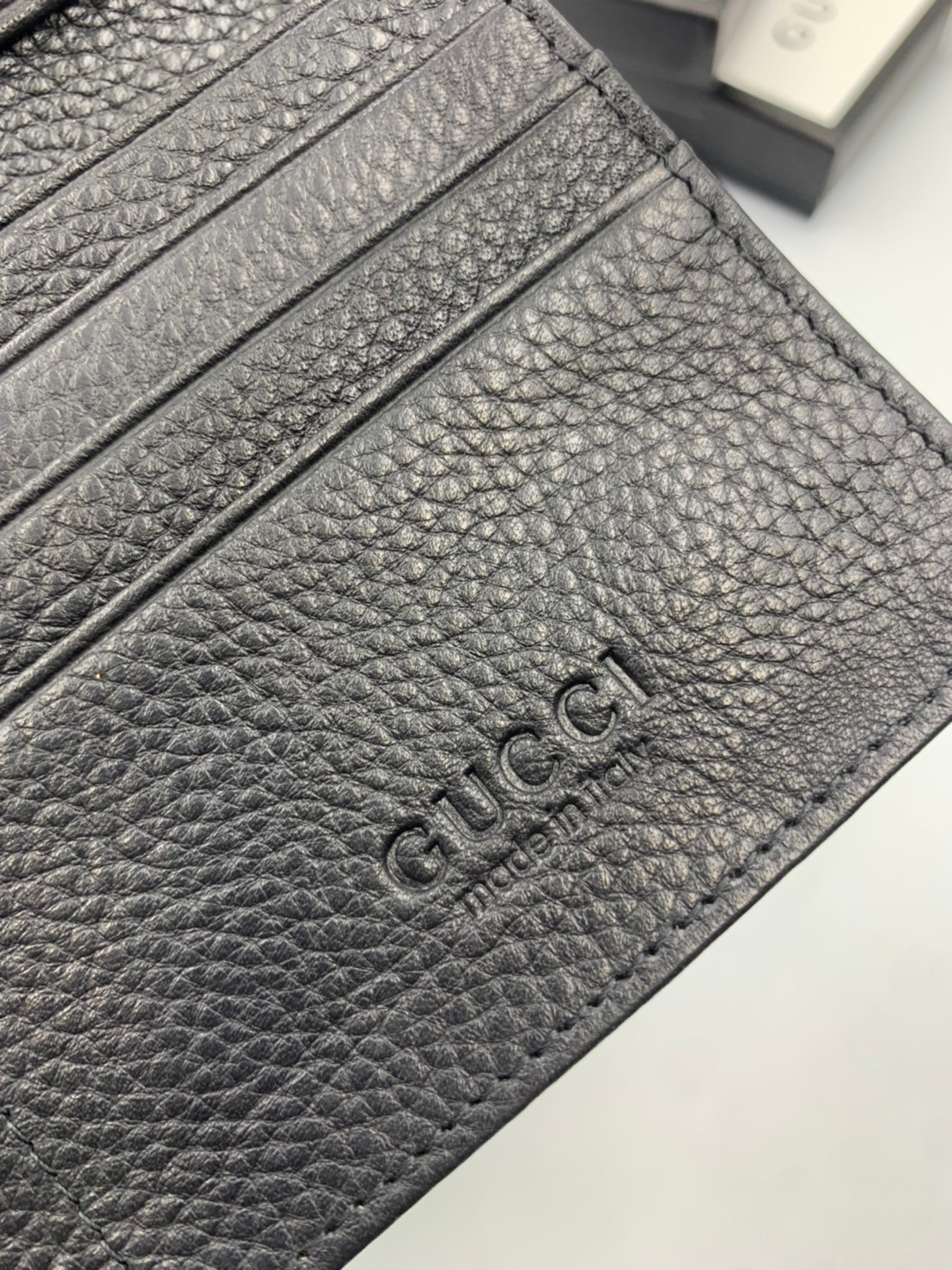 GUCCI MEN WALLET / GUCCI LONG WALLET / GUCCI WALLET กระเป๋าสตางค์ใบยาวผู้ชาย งานหนังแท้ ผสมผสานความสง่างามและคลาสสิกที่เข้ากับยุคสมัย ด้านหน้าโดดเด่นด้วยซิกเนเจอร์แบรนด์ เป็นอีกหนึ่งรุ่นที่ดาราเชเลปใช้กันเยอะมาก พร้อมส่งที่ไทย ภาพสินค้าถ่ายจากงานขายจริง ใ