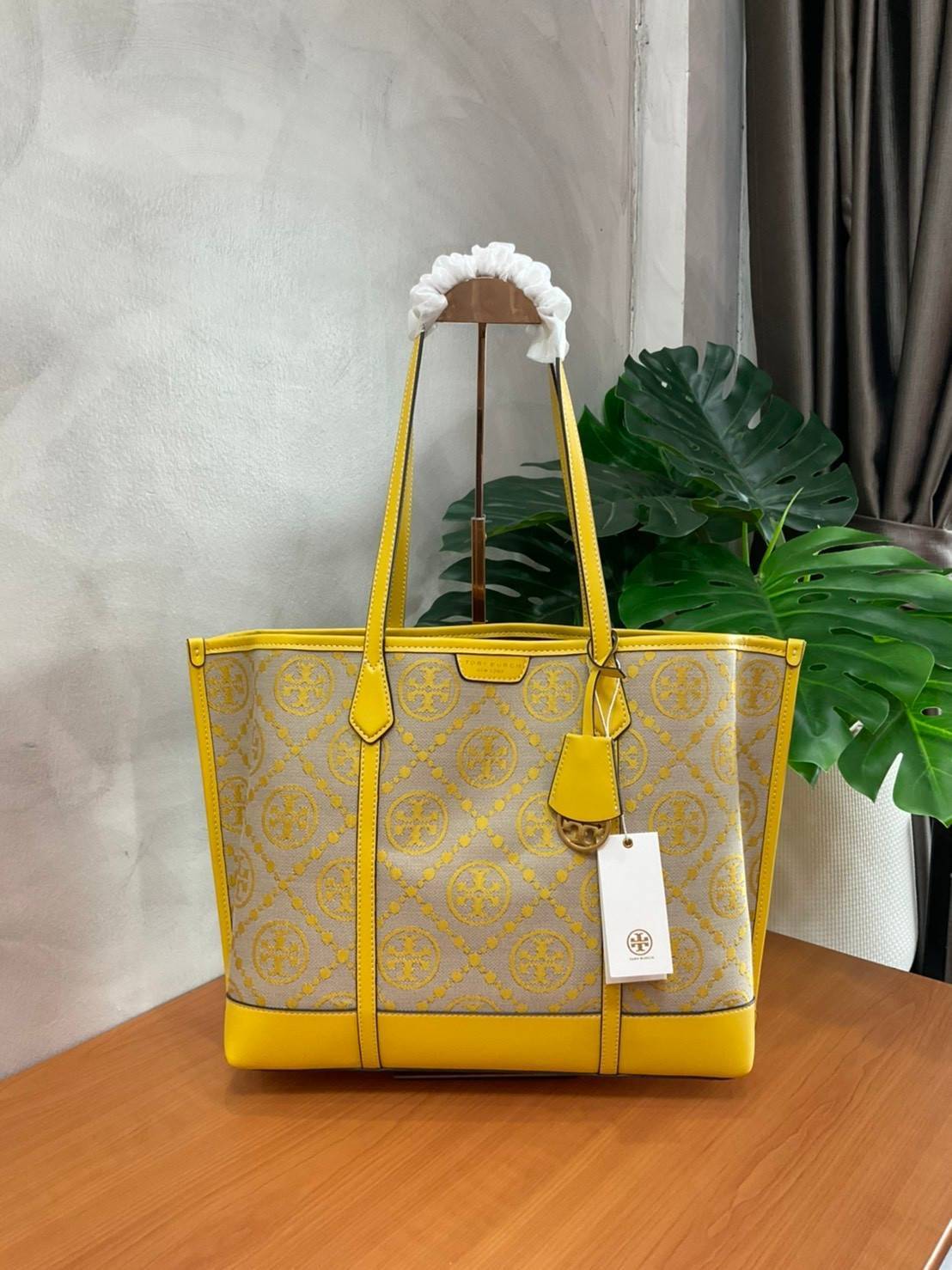 TORY BURCH T MONOGRAM TRIPLE - COMPARTMENT TOTE กระเป๋า/สะพายไหล่ทรง SHOPPING BAG วัสดุผ้าผ้าแคสวาสปักลายสัญลักษณ์แบรนด์ ตั้งอยู่ทรง สวยหรู ดูแพง จุของได้เยอะมาก ภายในแยกเป็น 2 ช่องหลัก 1 ช่องซิปตรงกลาง แบ่งเป็นสัดส่วนใช้งาน