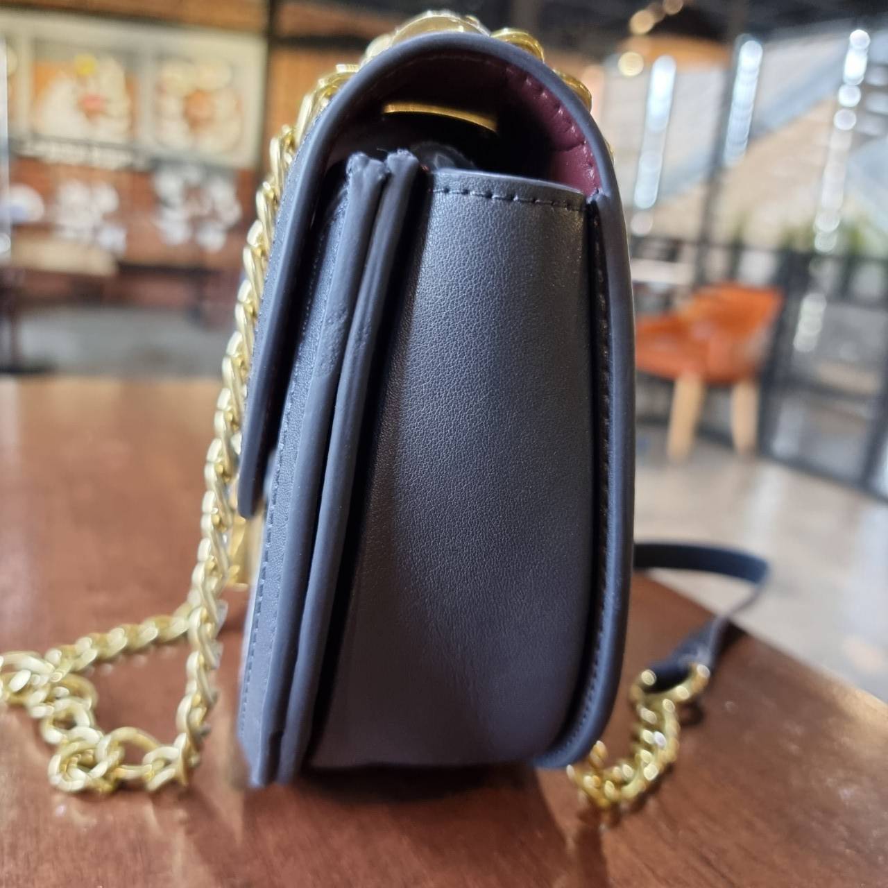 COACH ALIE SADDLE BAG IN SIGNATURE JACQUARD (C4694//C3464) New item!! กระเป๋าสะพายทรง saddle ดีไซน์วินเทจย้อนยุค แฝงความหรูในตัวด้วยอะไหล่สีทองเหลือง โดดเด่นไม่ซ้ำใครแน่นอน วัสดุผ้า jacquard สลับหนังแท้ ภายในเป็นช่องโล่ง มาพร้อมสายสะพายครอสบอดี้ ที่สามารถ