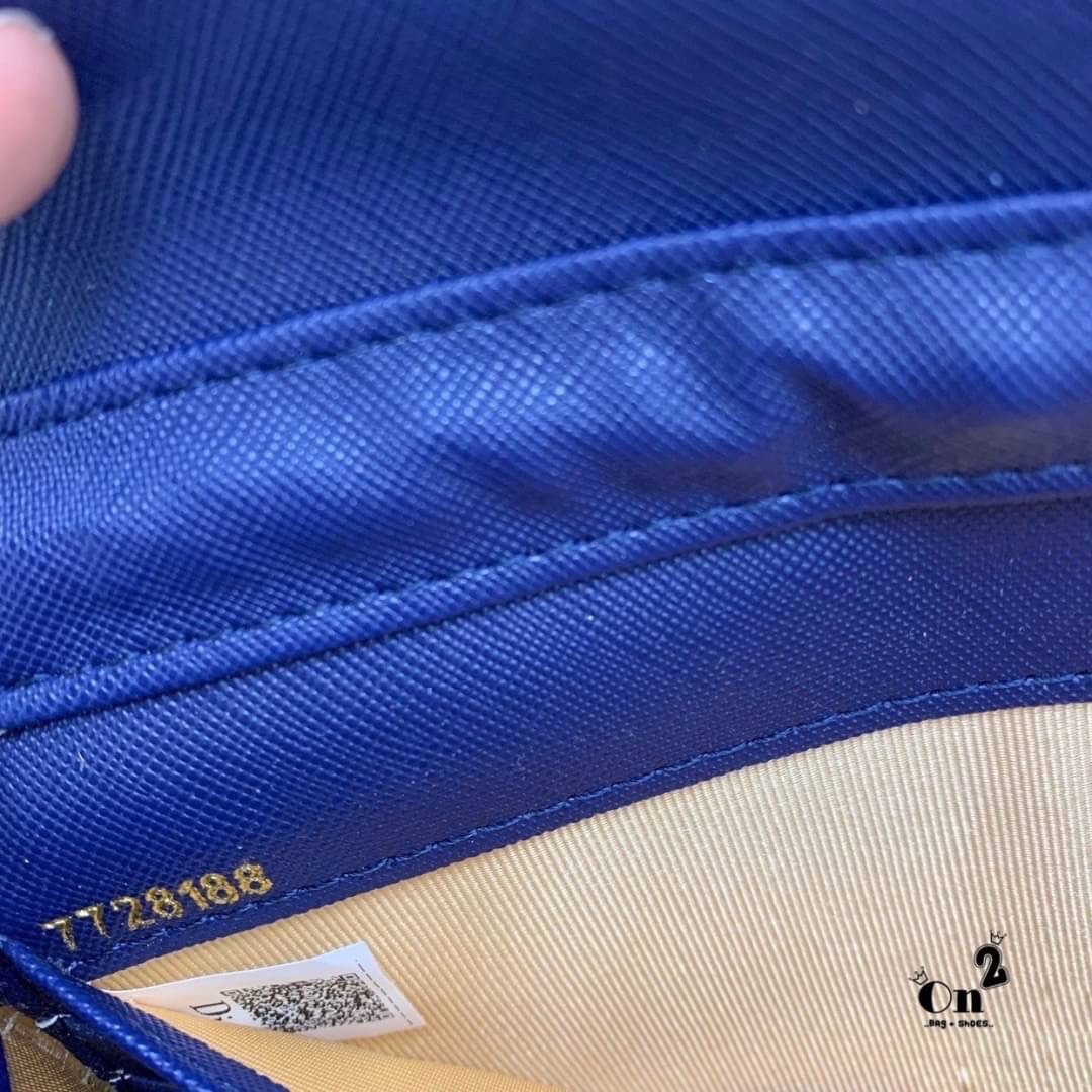 DIOR LONG WALLET WITH CHAIN MONOGRAM / DIOR WALLET กระเป๋าสตางค์ใบยาวพร้อมสายสะพายโซ่อะไหล่ทองสลับหนัง ขนาดกำลังน่ารัก เป็นเอกลักษณ์ของความหรู วัสดุแคนวาสแท้และผ้า Jacquard อย่างดี ผสมผสานความสง่างามและคลาสสิกที่เข้ากับยุคสมัย ด้านหน้าโดดเด่นด้วยซิกเนเจอร