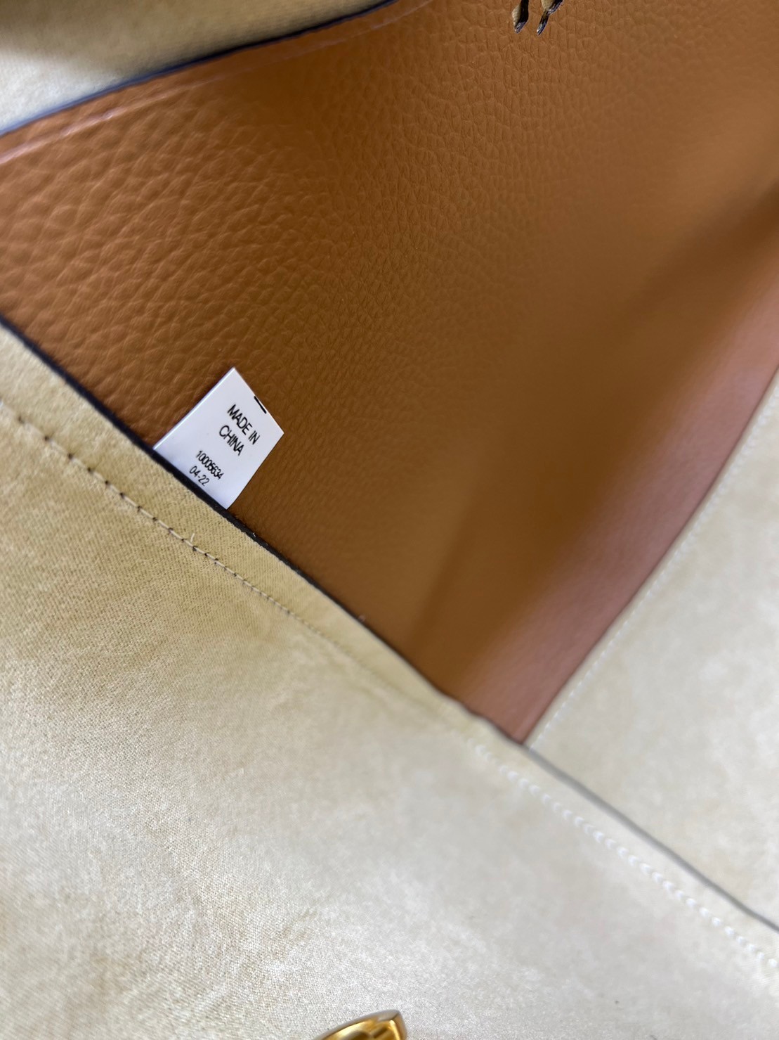 Tory Burch McGraw Leather Tote Bag / Tory Double T Tote Bag / TORY TOTE BAG พร้อมส่ง 4 สี กระเป๋าสะพายทรงโท้ท จุของได้เยอะใบนี้ตอบโจทย์ได้ดีมาก โทนสีเรียบง่าย แฝงไปด้วยความดูดี สุขุมและเป็นผู้ใหญ่