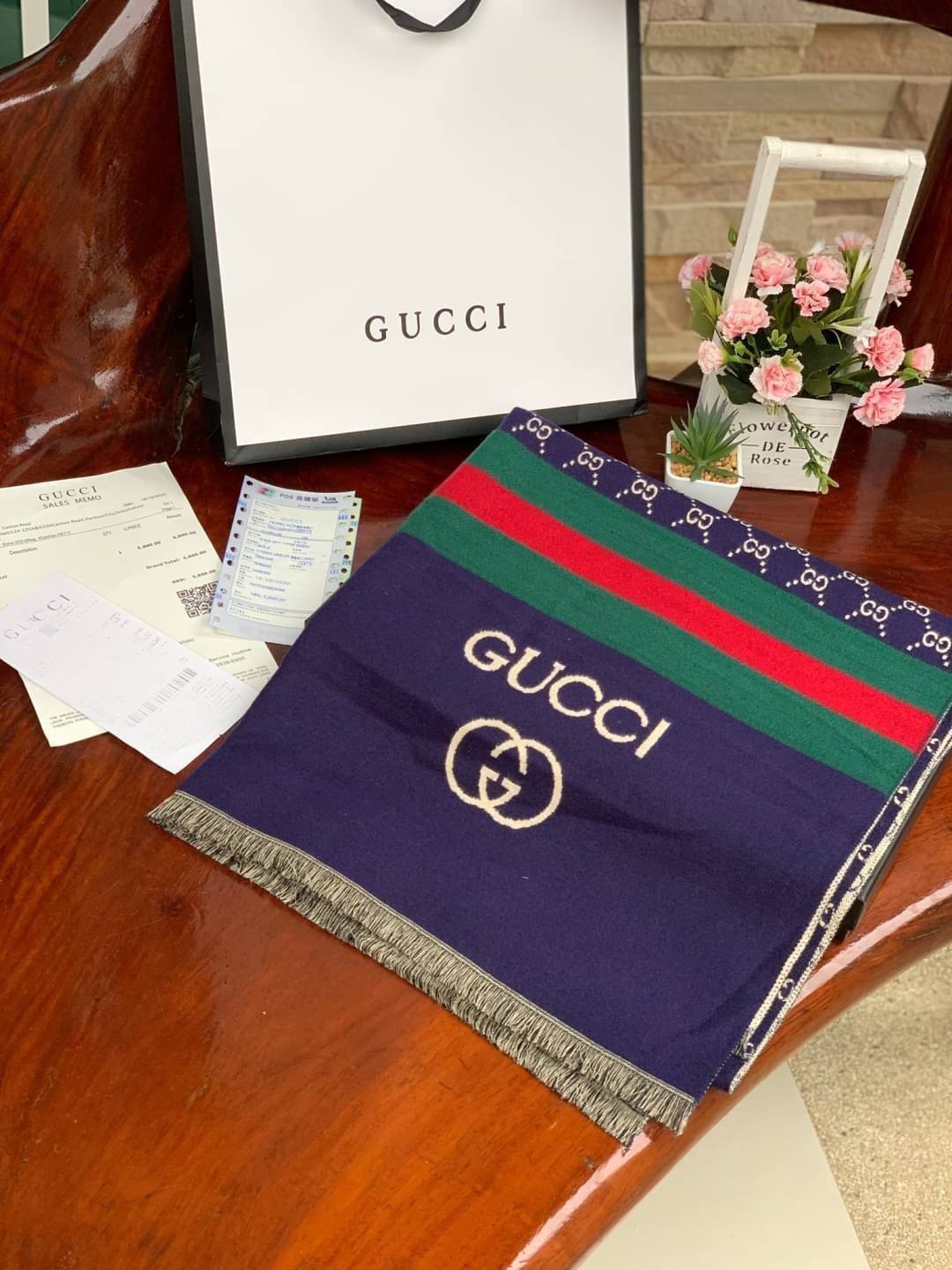 Gucci Pattern Logo Cashmere Shawl Scarf แบรนด์ดังจากประเทศอิตาลี ด้วยงานพรีเมี่ยมกิ้ฟ ส่งมอบความรู้สึกดีๆให้กับคนที่คุณรัก ในรูปแบบผ้าพันคอและผ้าคลุมไหล่ผืนใหญ่สีสันไม่ฉูดฉาด เหมาะกับชุดที่เป็นทางการหรือลำลองก็ได้ เป็นผ้าที่ให้ความอบอุ่น ถักทอด้วยผ้าcashm