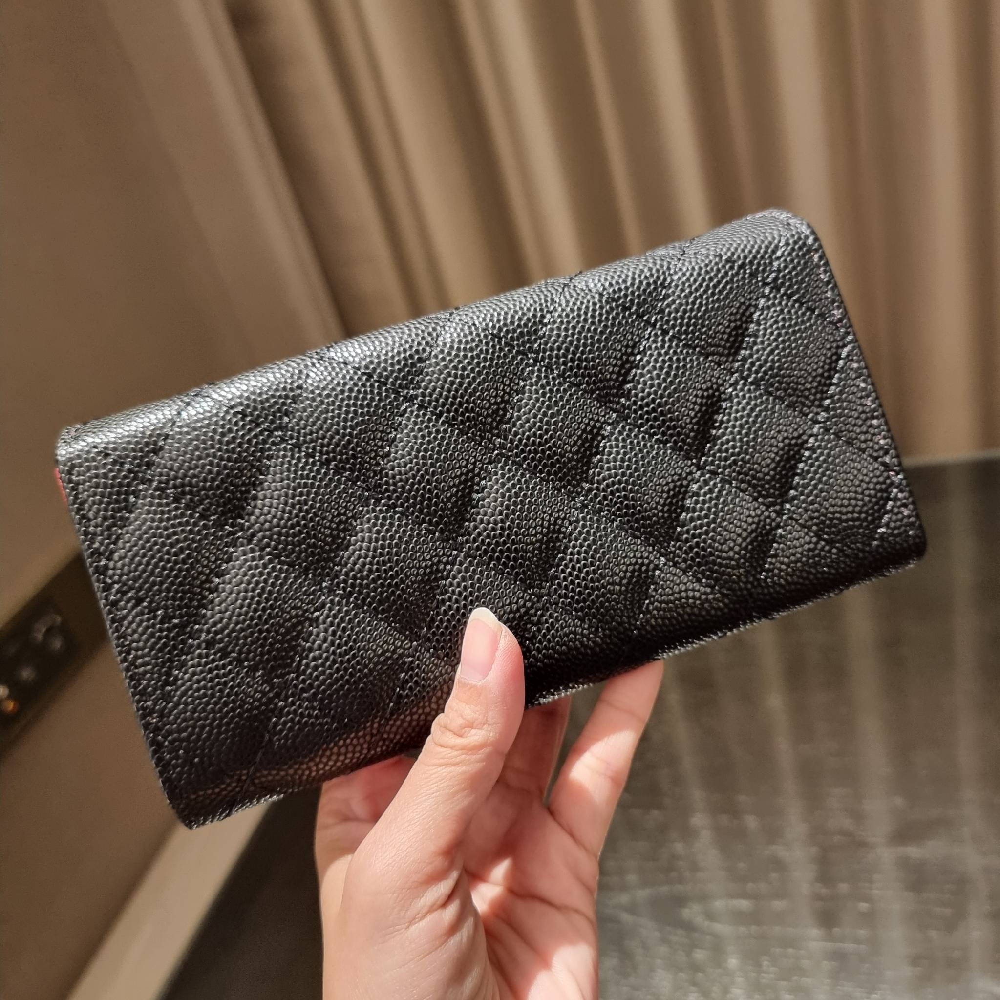 VIP 】กระเป๋าสตางค์ใบยาวรุ่นฝาพับที่ถามหากันมากที่สุด!! สวยรับทรัพย์จาก Chanel วัสดุหนังลายคาร์เวีย ลุคผู้ดีที่สุด เปิด-ปิดด้วยกระดุมแม่เหล็ก ภายในกระเป๋ามีช่องใส่บัตรได้เยอะ ใส่ธนบัตร ใส่เหรียญได้ มีช่องซิปแยกอีกหนึ่งช่อง ดีไซน์เรียบหรูดูคลาสสิค!! สาวๆห้า