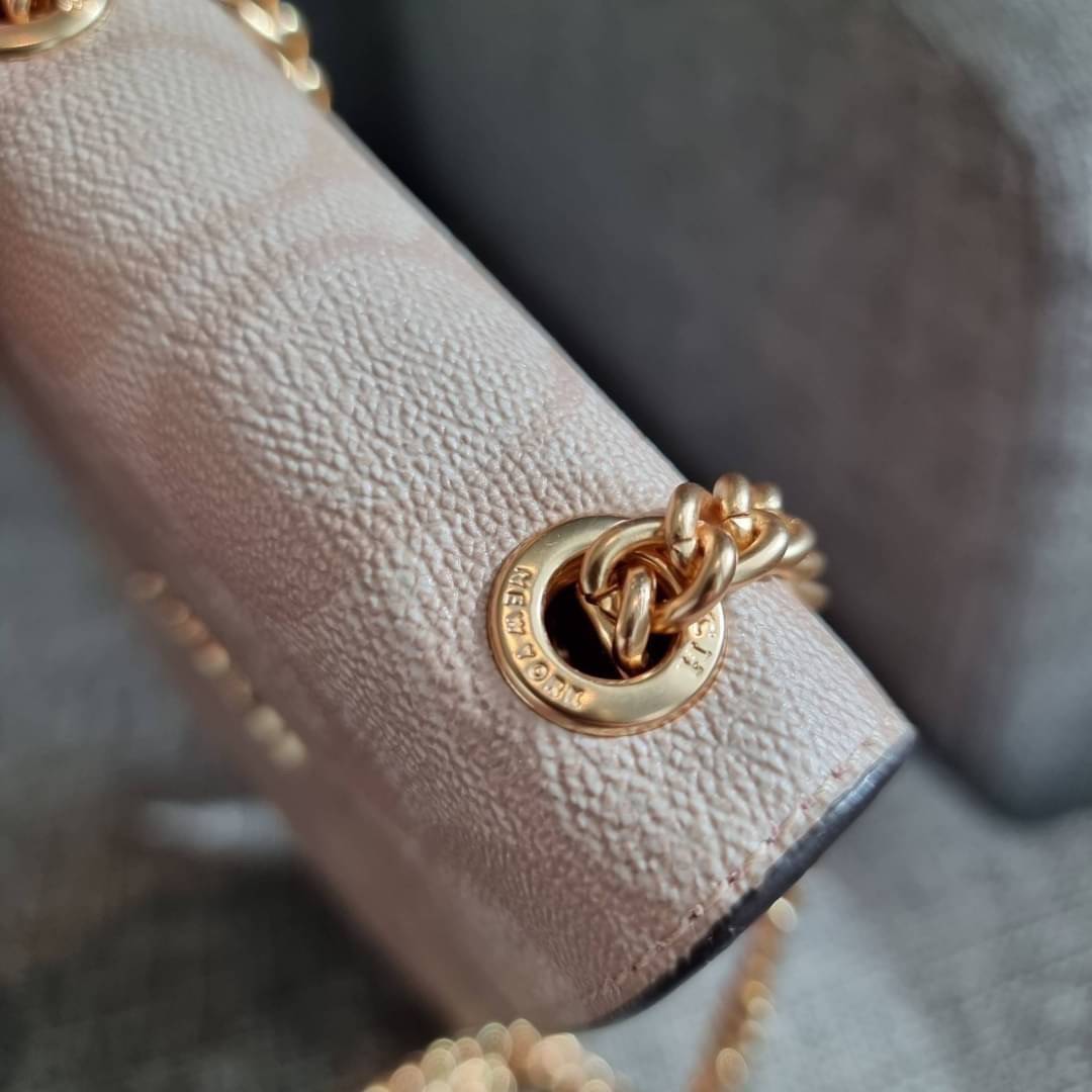 COACH NORTH/SOUTH PHONE CROSSBODY IN SIGNATURE CANVAS F55636 F39955 สุดคลาสสิคกับกระเป๋าสะพายเอนกประสงค์ Case phone ใส่โทรศัพท์มือถือได้ทุกรุ่น ดีไซน์ลายเอกลักษณ์ วัสดุหนังแคนวาสเคลือบลาย ฝาและภายในเป็นหนังสังเคราะห์เรียบ เปิด-ปิดด้วยกระดุม สายสะพายยาวประ