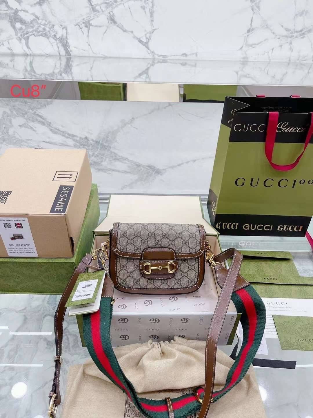 GUCCI HORSEBIT 1955 MINI BAG เกรดออริจินอล กระเป๋าสะพาย crossbody รุ่นฮิต สุดหรูหรา คลาสสิค จุของสำคัญได้เยอะ มาพร้อมสายสะพายยาว 2 เส้น สามารถ ปรับระดับได้ ถอดออกได้ รุ่นนี้ใช้งานดีมาก บอกต่อกันถึงที่สุด ใช้ได้ทุกโอกาส เป็นอีกรุ่นที่โดดเด่นมากๆ
