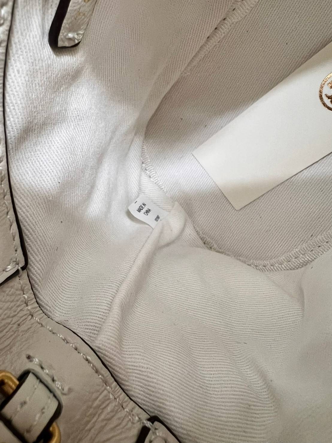 สีออกใหม่ ซึ่งหาได้ยากมากค่ะ 🤩 TORY BURCH FLEMING QUILTED BUCKET BAG ((56868)) พร้อมส่ง สวยท้าให้ลอง! จำนวนจำกัด สินค้าต้องมี กระเป๋าทรงBucket หนังแกะแท้((หนังจะมีความนิ่ม ทนทานและแพงกว่าหนังวัวมาก)) เดินด้ายลายนวมสวยมากๆค่ะ