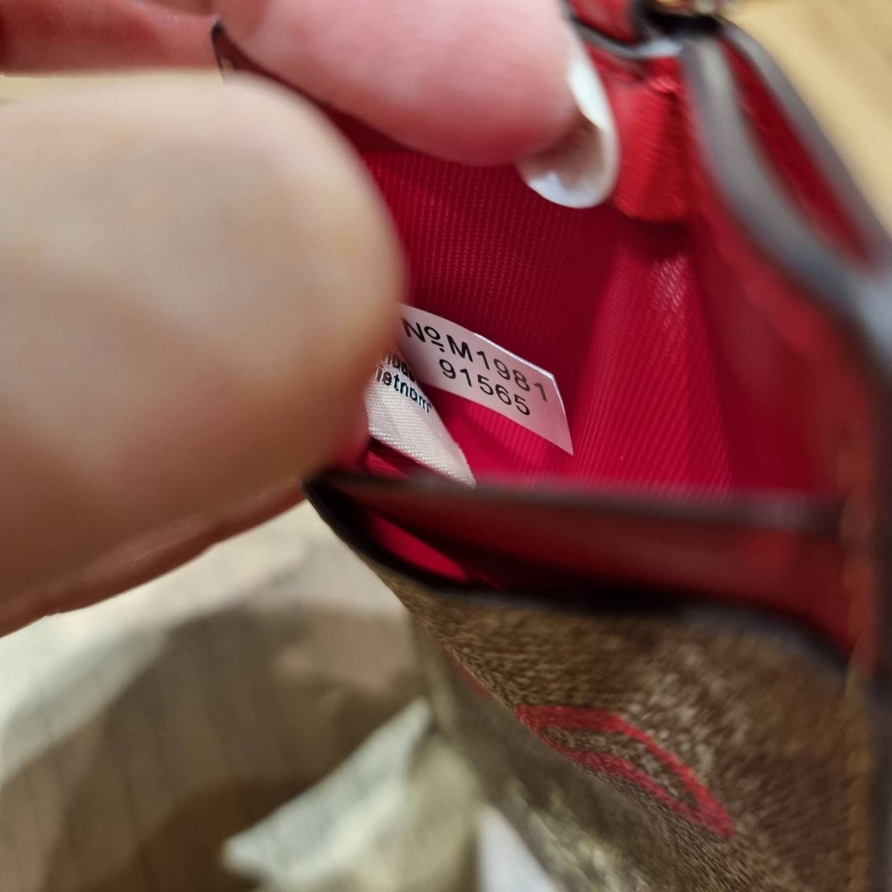 COACH C3305 ID LANYARD IN COLORBLOCK SIGNATURE CANVAS ง่ายๆแบบไม่ธรรมดา!! คลาสสิคแต่มีดีเทลโดดเด่น!! กระเป๋าถนอมบัตร พร้อมสายคล้องคอ ดีไซน์ลวดลายสวย ดูดีทุกแบบ ใช้งานง่าย พกพาสะดวก จะใส่บัตรพนักงาน บัตรเครดิต บัตรปชช. ใบขับขี่ และบัตรอื่นๆที่อยากจะใส่!! ต