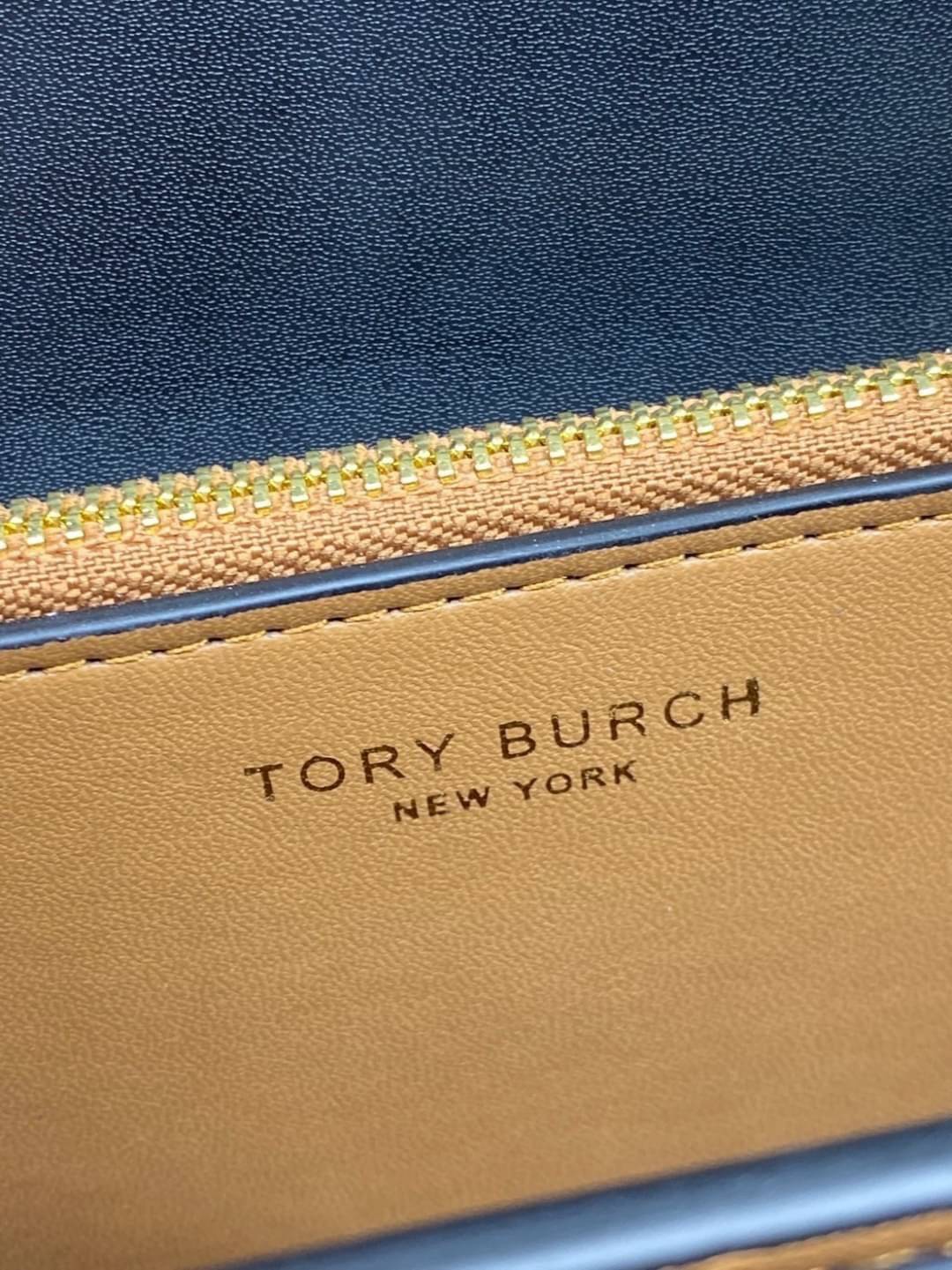 Tory Burch Eleanor Medium Convertible Shoulder Bag / Tory Burch 75003 ฮอตไอเท็ม รุ่นนี้ขายดีขายหมด สวยหรู คุณหนู ผู้ดี!! หายากมากแล้วน้า กระเป๋าสะพายข้าง ดีไซน์อยู่ทรง ขนาดกำลังสะดวกใช้สำหรับสาว เปิด-ปิดด้วยแถบแม่เหล็ก ภายในแบ่งสัดส่วนได้เป็นอย่างดี