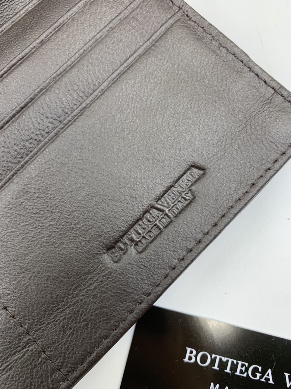 หนังแท้ BOTTEGA VENETA LONG WALLET / BV LONG WALLET / BV Wallet พร้อมส่งที่ไทย กระเป๋าสตางค์ใบยาว 2 พับ รุ่นตามหา มาเท่าไหร่ไม่เคยพอเลยค่า เป็นรุ่นคลาสสิกที่หยิบมาใช้งานได้บ่อยที่สุด งานหนังลูกวัวแท้ทั้งใบ ใช้ทนทานได้นาน ใช้ทนทานได้นานภาพสินค้าถ่ายจากงานข