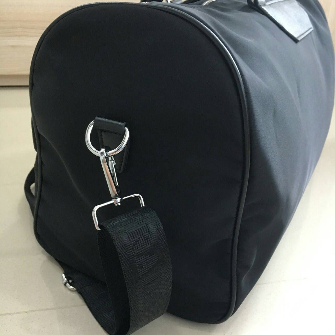 กระเป๋าเดินทาง อีกรุ่นขายดี!!! ของมันต้องมี♡ มาใหม่กับงานพรีเมียมกิฟท์แบรนด์ PRADA กระเป๋า TRAVEL BAG ใส่ของได้เยอะมาก ไปต่างประเทศได้สบายคะ หมดห่วง ตัวกระเป๋าทำจากผ้า NyYLON อย่างดี สามารถกันน้ำได้ ทรงสวยมากคะ มีความอยู่ทรงในระดับนึงด้านหลังมีช่อง