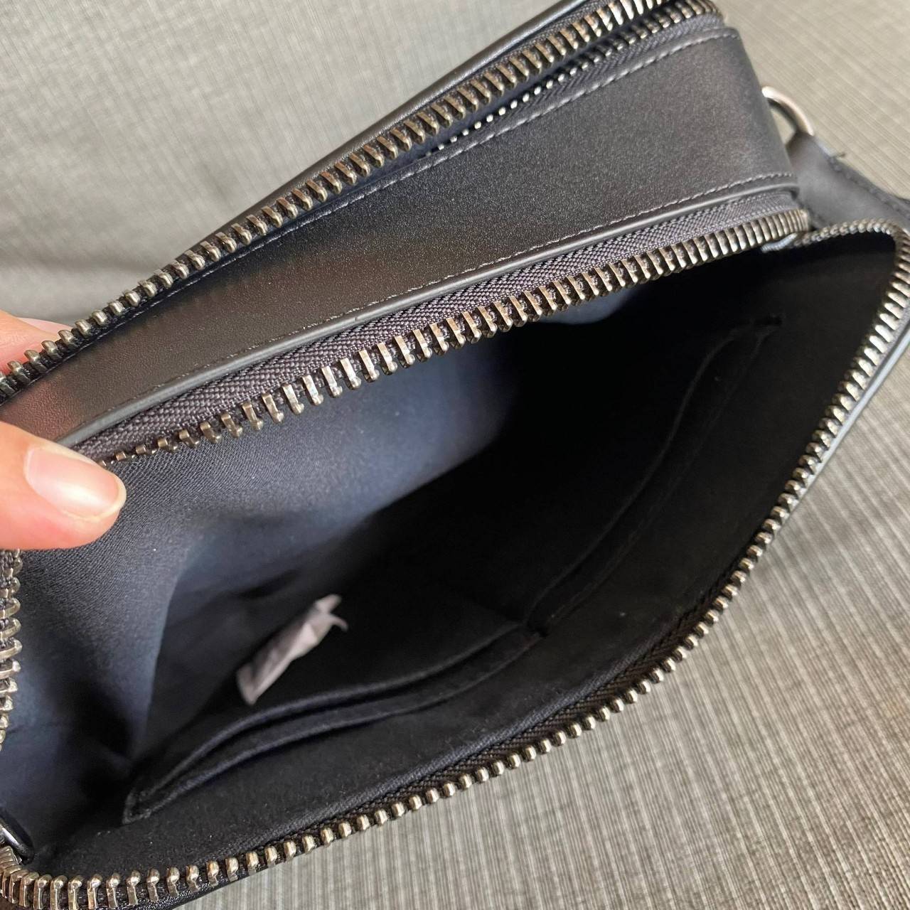 CHARTER CROSSBODY 24 IN SIGNATURE CANVAS (COACH C5341) 😎😎 กระเป๋าสะพายข้าง ไอเท็มยอดฮิตทรงหล่อ เรียบหรู ดูดี เป็นรุ่นที่หนุ่มตามหากันเยอะมาก วัสดุหนังแคนวาสสลับหนังแท้ เปิด-ปิดด้วยซิป 2 ช่อง มีช่องแยกใส่ของเป็นสัดส่วน สะพายไปเที่ยวหรือทำงา