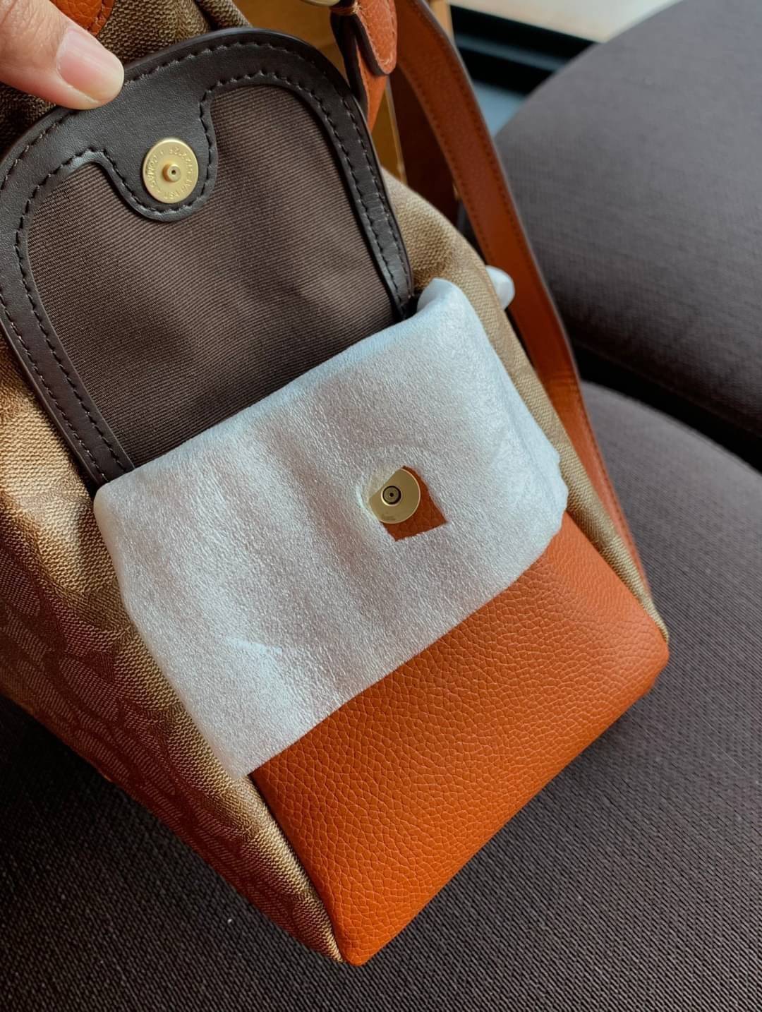 COACH PENNIE SHOULDER BAG ((C1523)) ✔️กระเป๋าหิ้ว//คล้องไหล่//สะพายข้างได้ สุดคุ้ม! ✔️ใบใหญ่ ทรงสวยใส่ของได้จุมาก หนังแท้ หนังนิ่ม สัมผัสแล้วหลงรักแน่นอนค่ะ ✔️ปากกระเป๋ากว้าง ล้วงหยิบของสะดวกมากๆ ภายในกระเป๋าโล่งกว้าง สัมภาระเยอะๆหายห