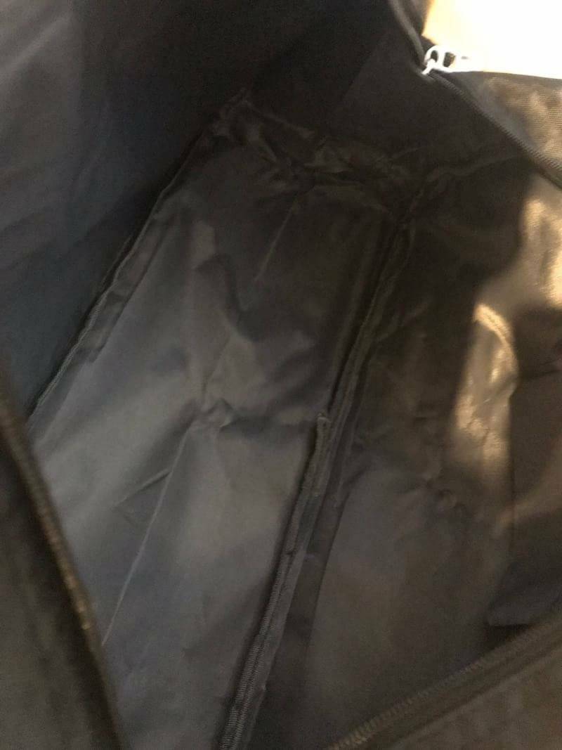 NIKE TRAVEL BAG กระเป๋าเดินทางสะพายสไตล์ Sport ใบใหญ่ วัสดุ NYLON + POLYESTER ด้านหน้าสกรีนโลโก้แบรนด์พร้อมช่องซิปใช้งานง่าย ช่องใหญ่เปิดปิดด้วยซิปคู่ ภายในกว้าง ใส่เสื้อผ้าสำหรับเดินทาง หรืออุปกรณ์เล่นกีฬาและฟิตเนสได้ มาพร้อมสายสะพายปรับได้ฟรีไซส์ ใบใหญ่