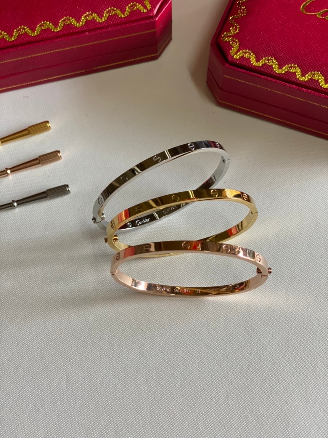 Cartier Love Bracelet กำไลคาเทียร์ รุ่นไม่มีเพชร ภาพถ่ายจากงานจริง พร้อมกล่อง วัสดุโลหะเคลือบขึ้นเงาตามรูป ใช้งานต่างประเทศได้