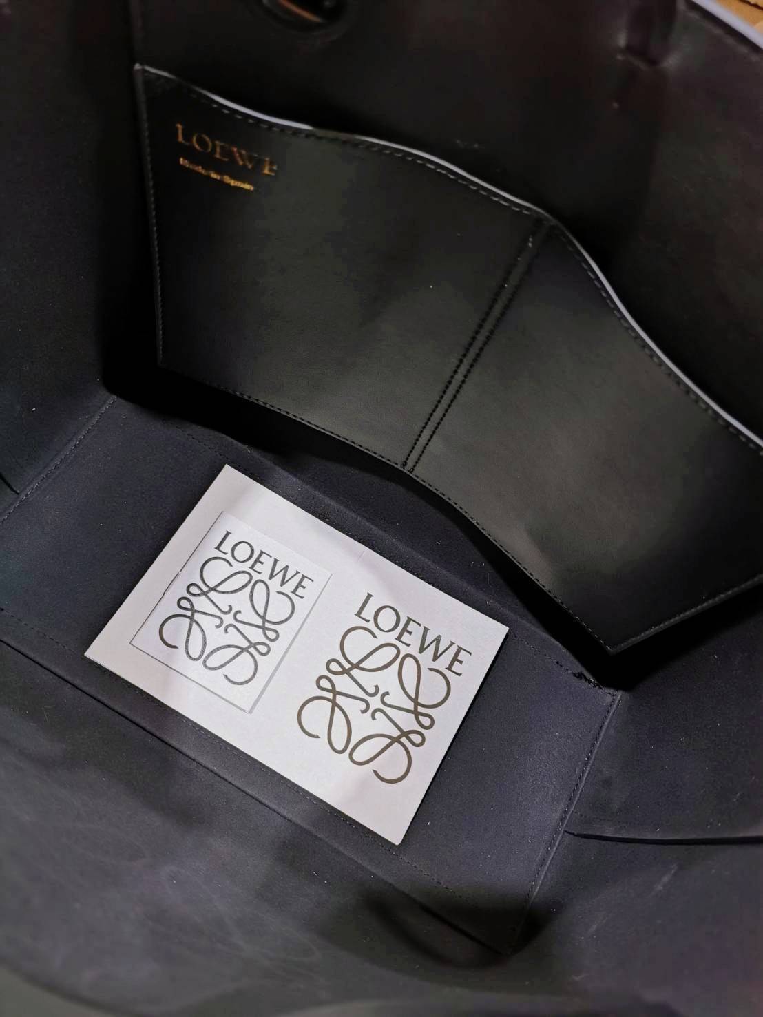 พร้อมส่งความสวย! Super Rare! ห้ามพลาด!✴️ LOEWE HANDLE & SHOULDER BAG VIP GIFT WITH PURCHASE (GWP) กระเป๋าหนังแท้พรีเมี่ยมกิ๊ฟ Limited จาก LOEWE PERFUME DUTYFREE รุ่น Rare items สุดๆวัสดุหนังแท้ Lambskin แบบนิ่มเทคเจอร์สวยดีไซน์สุดหรูคงเอกลักษณ์แบรน