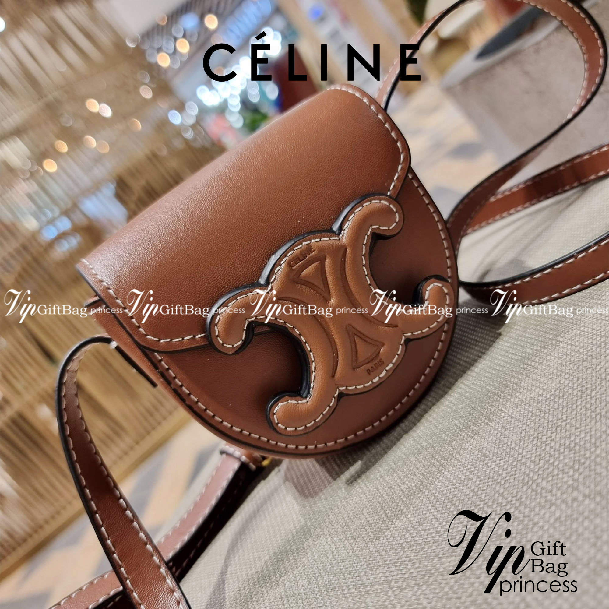 CELINE BESACE CUIR TRIOMPHE MINI BAG รุ่นที่หนุ่มๆสาวๆต่าวก็ถามหา!! เดอะเบสท์เซลเลอร์ กระเป๋าสะพายมินิไซส์ เล็กแต่ปังมาก!! ดีเทลเรียบแต่หรู วัสดุหนังแท้ สีคลาสสิค เปิด-ปิดด้วยกระดุมแน่นหนา ภายในเป็นช่องโล่ง สายสะพายในตัวปรับได้ตามชอบ ใบนี้สามารถใส่บัตร ใส