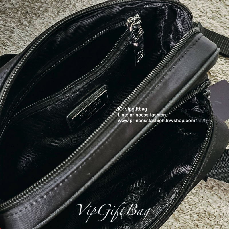 กระเป๋าคาดอก จากงานพรีเมี่ยมกิ้ฟท์แบรนด์ PRADA วัสดุทำจากผ้า NYLON อย่างหน้า อยู่ทรงสวยเลยคะ ขนาดกะทัดรัด ใส่มือถือ บัตรเครดิต ได้เหลือๆ ด้านหน้ามีช่องซิปแยกให้คะ ด้านในบุผ้าลายแบรนด์อย่างดี มีป้ายโลหะแบรนด์ พร้อมช่องใส่ของแยกอีกด้วยคะ อะไหล่เงินทั้งใบ รุ