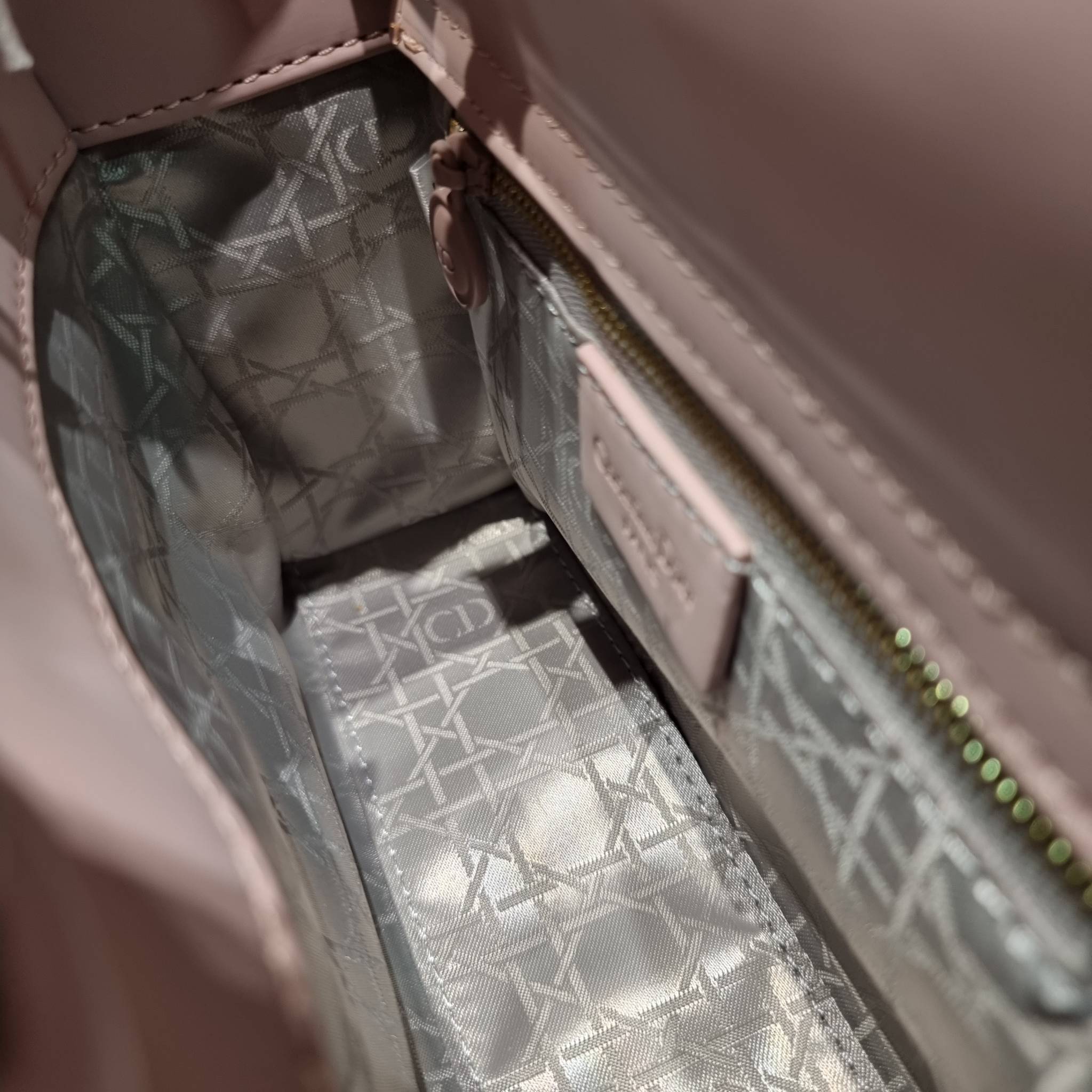 SMALL LADY DIOR MY ABCDIOR BAG Ultramatte Cannage Calfskin / CD LADY ULTRAMATTE BAG พร้อมส่ง กระเป๋าสะพายข้าง ดีไซน์เรียบง่าย แต่แฝงไปด้วยความหรูหรา ทรงกล่องคลาสสิค โดดเด่นด้วยพวงกุญแจอะไหล่สีเดียวกับตัวกระเป๋า ผิวแมทท์ ลายเส้นซ้อนทับสวยงาม