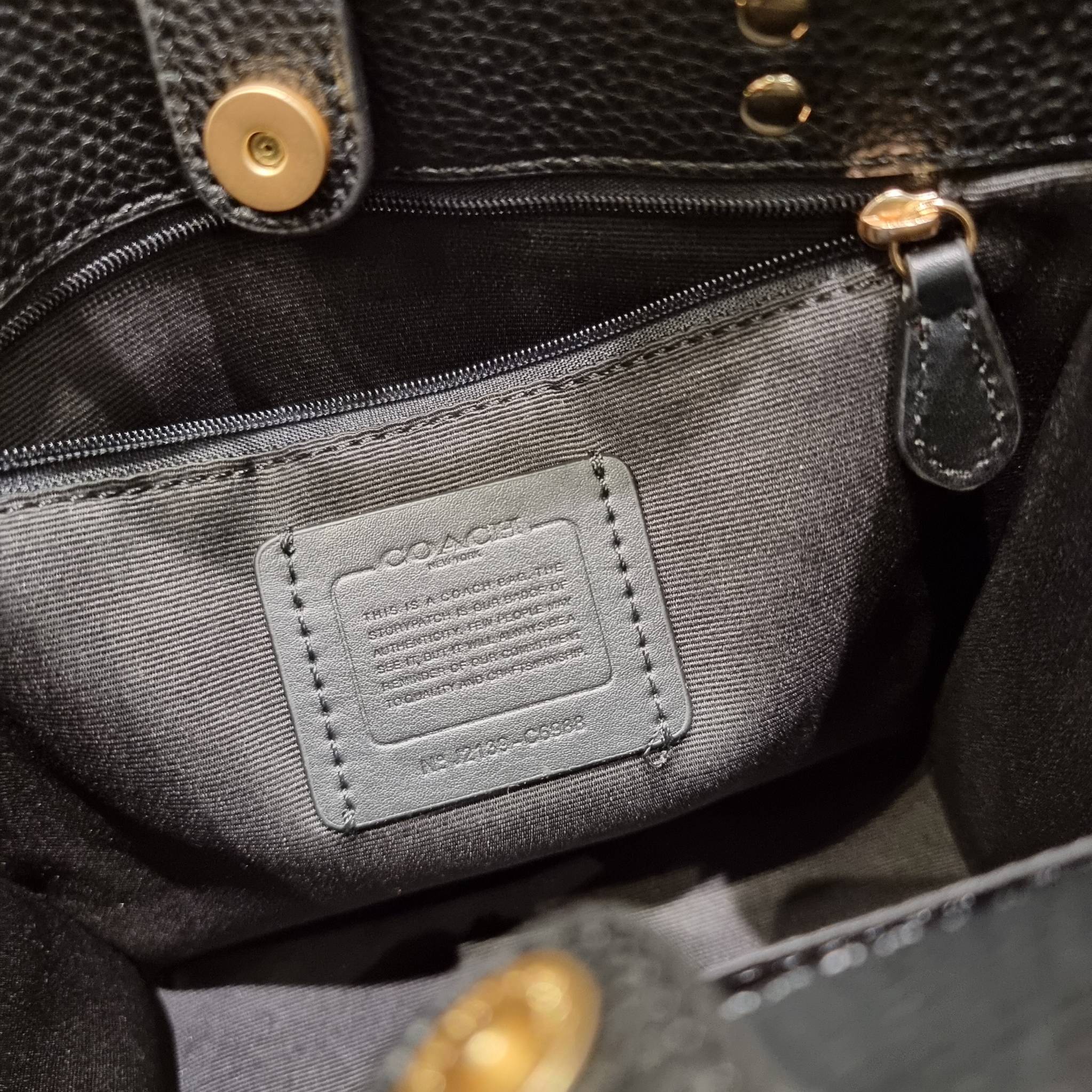 COACH C6988 DEMPSEY TOTE 22 WITH TIGER PRINT ใหม่ล่าสุดน้องเสือนำทรัพย์ 🐯🐯 คอลเลคชั่นฉลองปีเสือต้องมาจ้า กับรุ่นสวยคลาสสิค กระเป๋าทรงโท้ท ขนาดน่ารักน่าใช้มากๆ ดีไซน์พริ้นท์ลายเสือดึงดูดสายตา สวยมีสเน่ห์ที่สุด!! ฟังก์ชั่นการใช้งานสะดวก มีทั