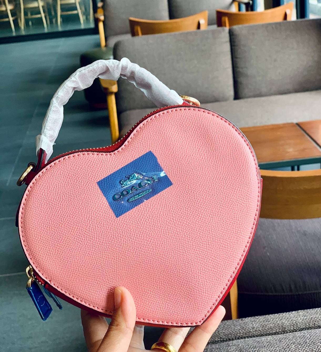 COACH HEART CROSSBODY BAG ((C5118//C5119)) 💥Limited edition หลงรักแน่นอน💋 พร้อมส่งที่ไทยก่อนใครวันนี้! ✔️กระเป๋ารูปหัวใจน่ารักมากๆค่ะ หนังแท้อย่างดีสวยงาม