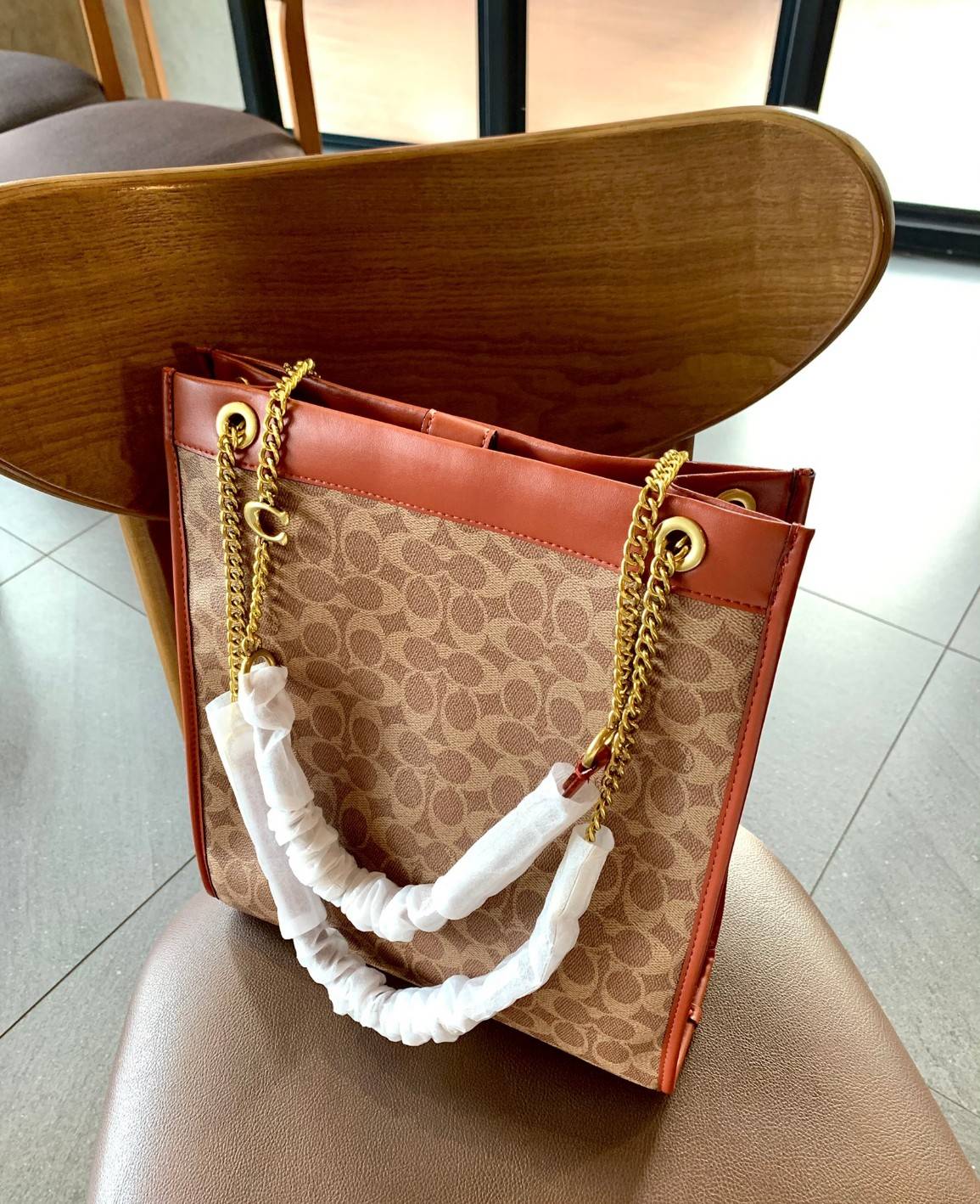 LIMITED EDITION 📣รุ่นใหม่ล่าสุด ยังไม่มีในช๊อปไทยจ้าา❗️ COACH CHAIN CASHIN TOTE ((C6338//C6620)) พร้อมส่ง สินค้าเข้าใหม่ ห้ามพลาดค่าา! กระเป๋าทรงTote สูง สามารถใส่เอกสาร//A4 ได้ วัสดุหนังแท้นิ่ม น้ำหนักเบาค่ะ 🔺จุดเด่นของรุ่นคือสายสะ