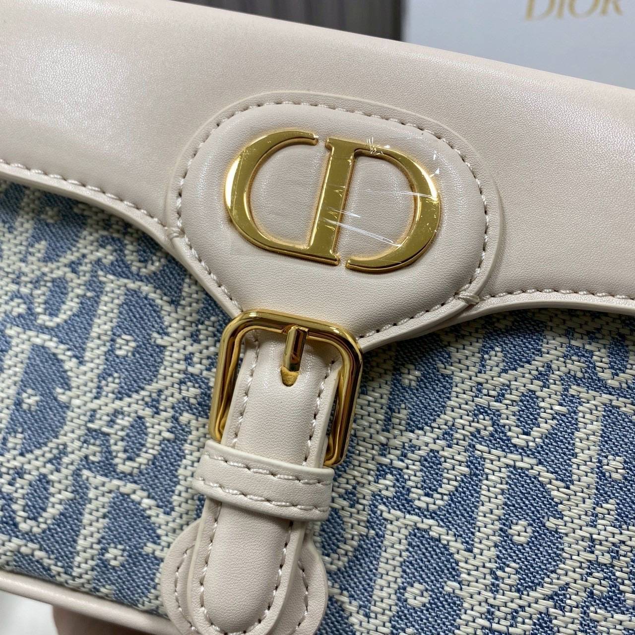 ORI หนังแท้ | DIOR Small 30 Montaigne Pocket Bag กระเป๋าสะพาย รุ่นใหม่สําหรับ Fall 2025 โดดเด่นด้วยลายเส้นอันงดงามและขนาดที่กะทัดรัด