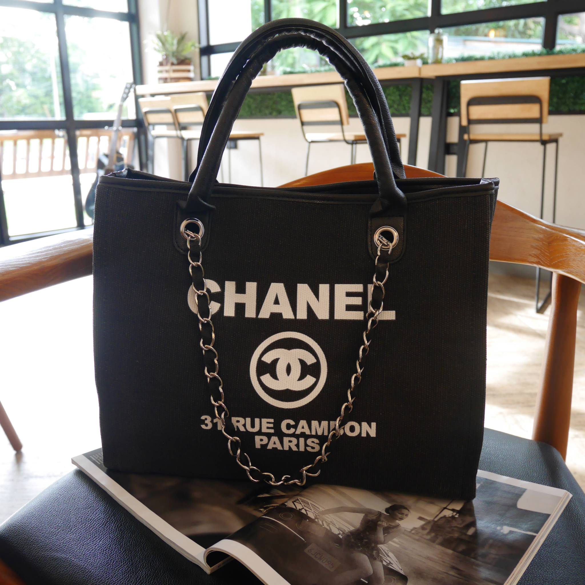สินค้าขายดีที่สุดในสองปี 👏👏 **กลับมาอีกแล้วคะ งาน พรีเมี่ยมกิ้ฟจากแบรนด์ Chanel กระเป๋า ทรง Tote ผ้า canvas เนื้อหนาอย่างดี มีซับใน ด้านหน้าเพ้นโลโก้แบรนด์หรู **จุดเด่นที่ หูจับมี 2 แบบคือ แบบสายหนัง และ โซ่ สามารถ สะพายไหล่ได้คะ ใบใหญุจุข