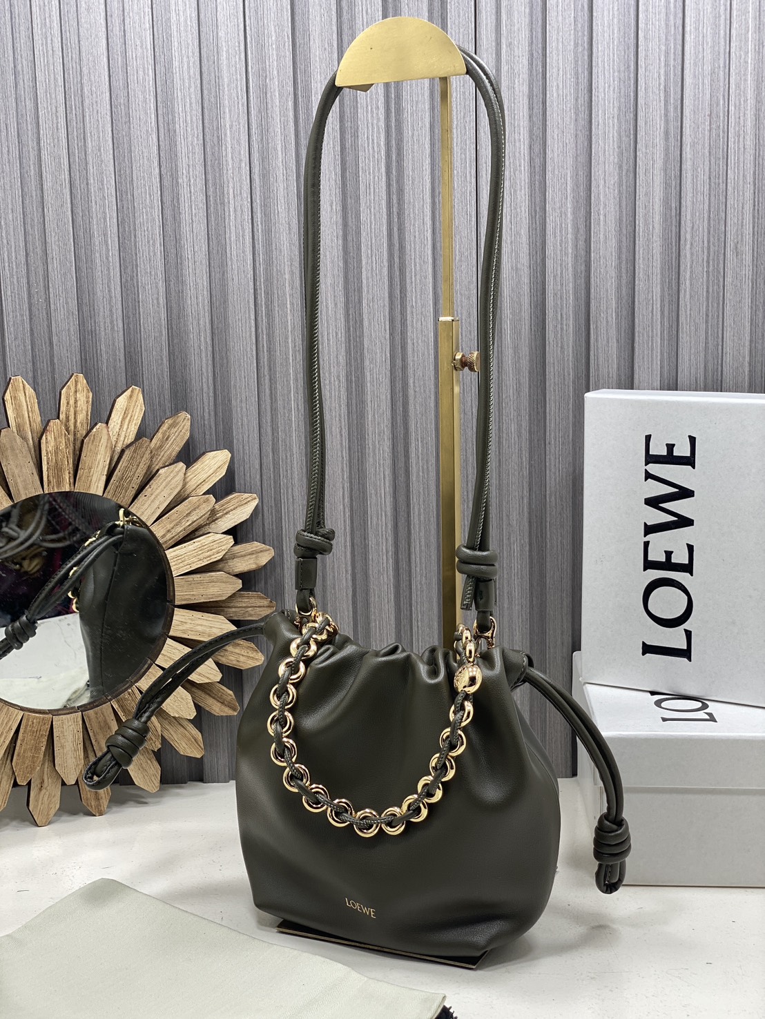 ORI หนังแท้ | LOEWE Mini Flamenco purse in mellow nappa leather / Loewe Bucket Bag กระเป๋าสะพายทรงบัคเก็ตไซส์มินิ หนังเรียบสวยหรู เรียบง่าย หนังแท้ผิวสัมผัสนุ่มมือ น้ำหนักเบาและนุ่มสบาย ดีไซน์จับจีบ เชือกผูกแบบปมโบราณ และสายโซ่รูปโดนัท