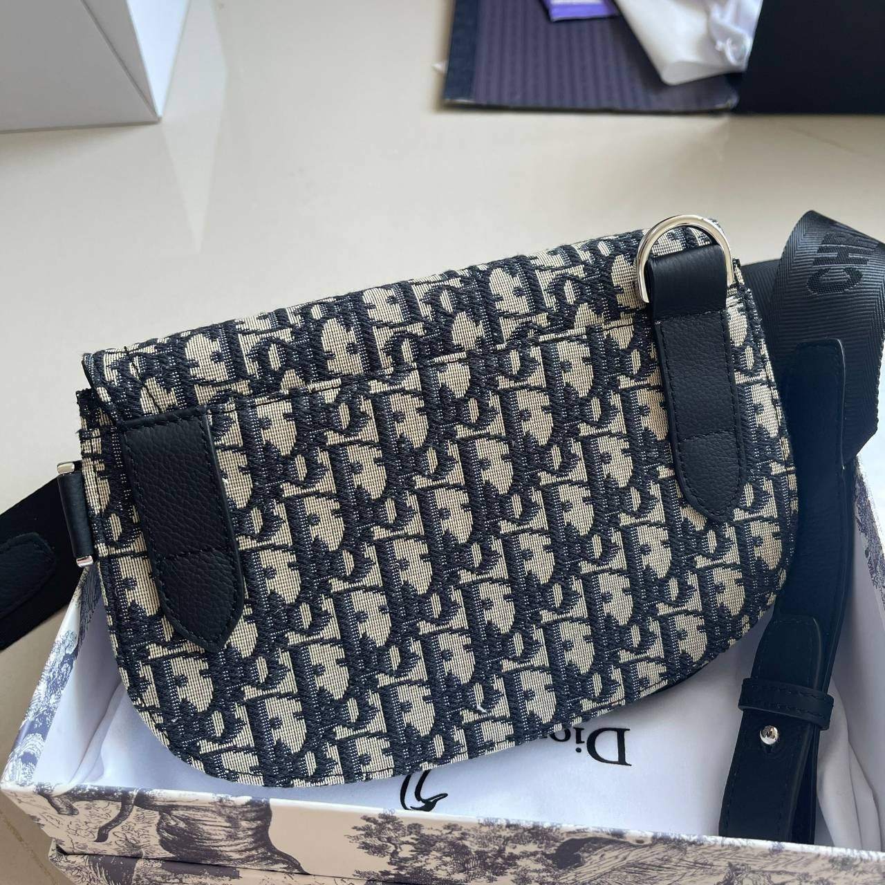 หนังแท้ CHRISTIAN DIOR SADDLE POUCH Beige and Black Dior Oblique Jacquard พร้อมส่งที่ไทย จุของได้เยอะมาก ภายในโล่งกว้าง วัสดุหนังแท้และผ้าแจ็คการ์ดอย่างดีทั้งใบ เกรดเทพออริจินอลหนังแท้ทั้งใบ ภาพสินค้าถ่ายจากงานขายจริง ใช้งานต่างประเทศได้