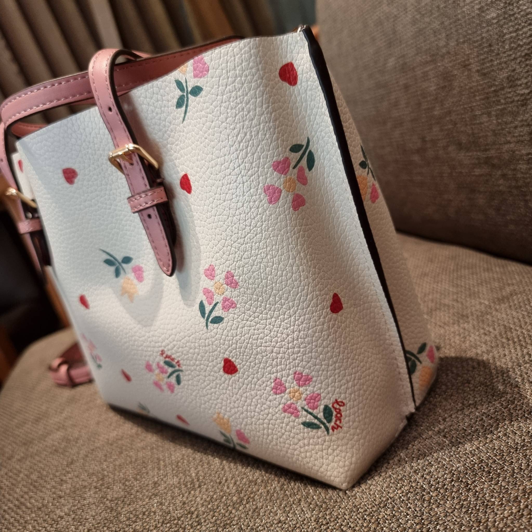 COACH C4084 MOLLIE TOTE 25 WITH HEART FLORAL ดีไซน์ใหม่ล่าสุด กระเป๋าโท้ทไซส์เล็กที่สาวๆต่างก็ต้องปักใจรัก รอบนี้น้องถูกเติมแต่งลวดลายดอกไม้ เพิ่มดีเทลความน่าใช้ไปอีก วัสดุหนัง pepble เรียบหรูดูดีม้าก!! ภายในโล่งกว้าง มีช่องซิปกลางใส่ของได้ ขนาดกำลังดีแบบ