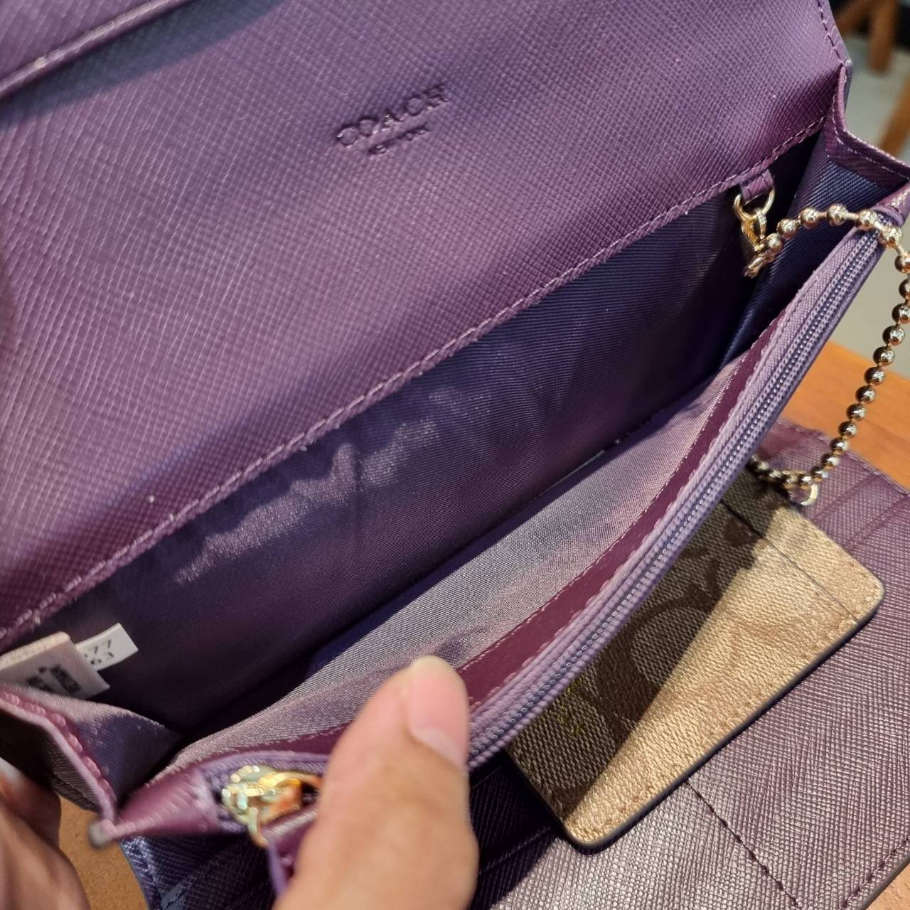 COACH F53763 TRIFOLD WALLET IN SIGNATURE กลับมาแล้วจ้า!! รุ่นขายดี!! 💓 ดีไซน์ใหม่ กระเป๋าสตางค์ใบยาว แถมที่ห้อยใส่บัตรแยกให้ (ถอดออกได้) น่ารักมากๆ ใช้งานง่าย เปิด-ปิดด้วยกระดุม ภายในใส่ธนบัตร ใส่บัตรได้เยอะ ใส่มือถือได้ไปอีก!! จุใจสุดๆ บอกเลยว่าใ