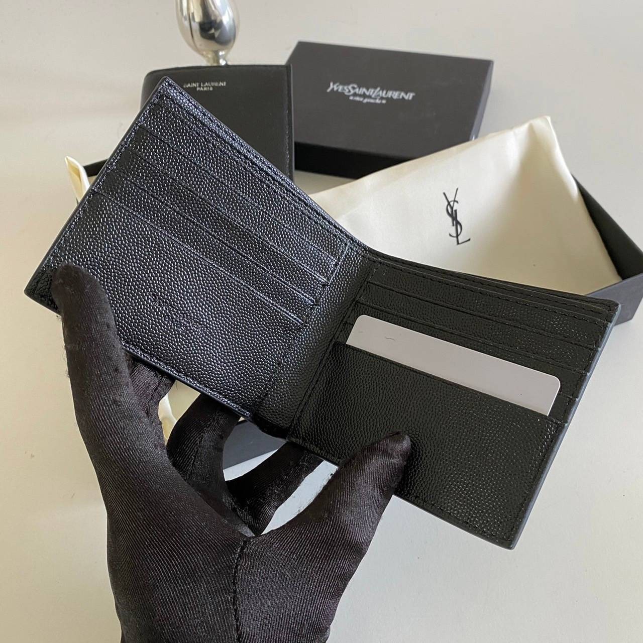 หนังแท้ Yves Saint Laurent YSL Wallet / YSL Long Wallet กระเป๋าสตางค์ผู้ชายใบสั้น/ยาว ใช้งานง่าย เรียบแต่หรู หนังอัดลายคาเวียร์มีช่องใส่การ์ดได้เยอะ งานหนังแท้ทั้งใบ ภาพสินค้าถ่ายจากงานขายจริง ใช้งานต่างประเทศได้