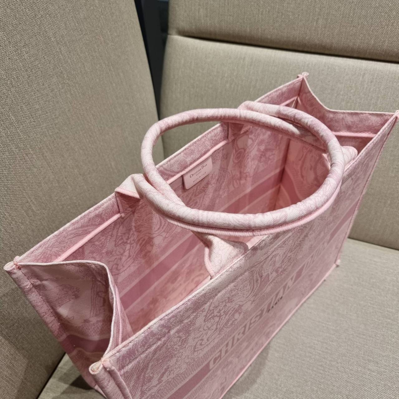 VIP 】HOT ARRIVAL!! DIOR CD SHOPPING BAG WITH GWP กระเป๋าทรงช้อปปิ้งใบใหญ่ จุใจ!! พรีเมี่ยมกิ๊ฟรุ่นดับเบิ้ลฮอต ดีไซน์คลาสสิควินเทจ สวยหรู วัสดุผ้าแคนวาสลายกราฟฟิค ภายในโล่งกว้างมากๆ ใส่ของจุสุดๆ โน้ตบุ้ค ไอแพด กระเป๋าสตางค์ มือถือ หรือเสื้อผ้ายังได้ สะพายค