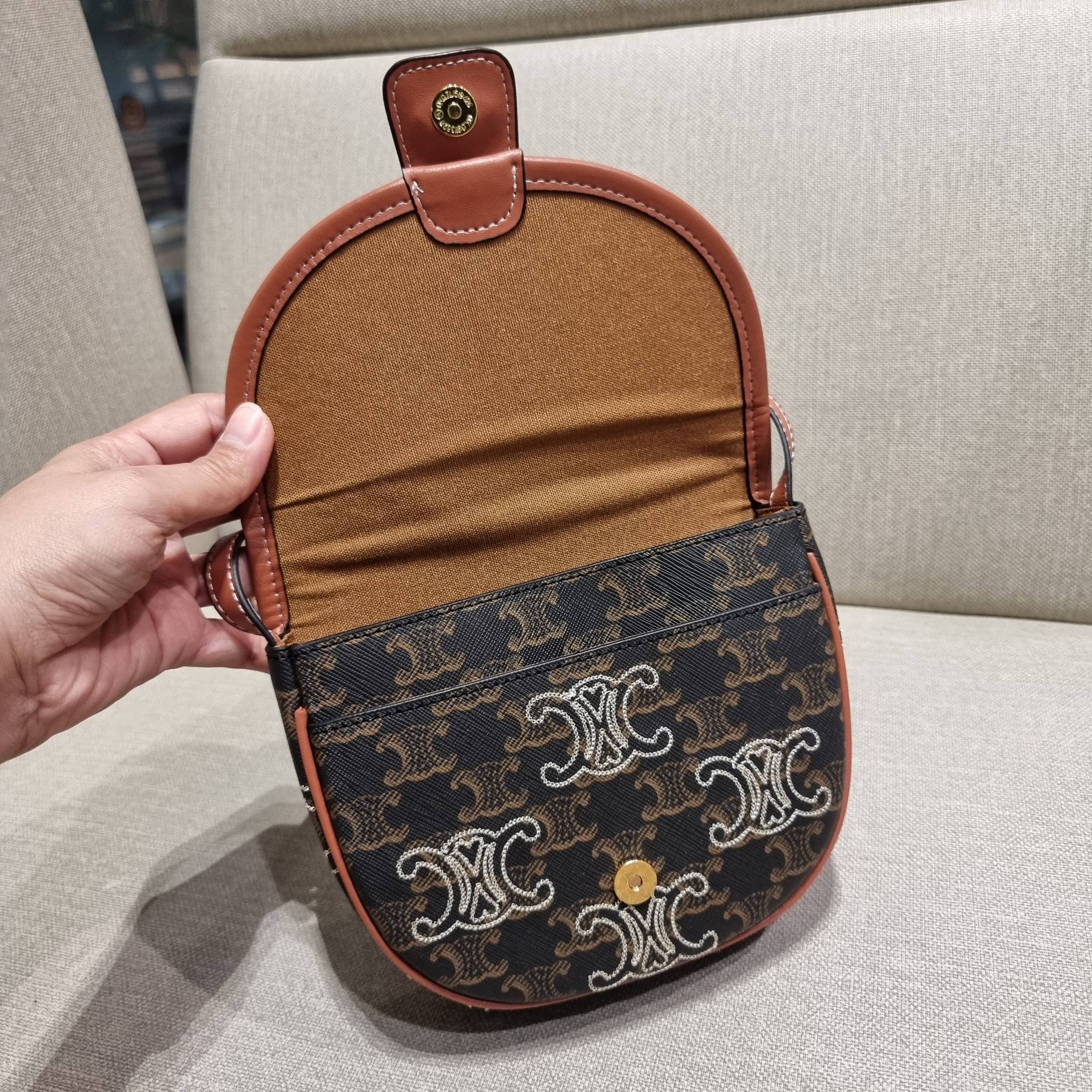 VIP 🥂 CELINE MINI BESACE IN TRIOMPHE CANVAS WITH TRIOMPHE HEART EMBROIDERY ใหม่พร้อมเสิร์ฟแบบไม่ต้องรอใคร!! กับกระเป๋าสะพายข้าง ที่เห็นแล้วต้องรัก ด้วยรูปทรงที่คลาสสิคแฝงความหรู ขนาดกำลังน่าใช้ โลโก้ลายปัก ดีเทลเดินด้ายรูปหัวใจ คละรอบใบ วัสดุหนังแ