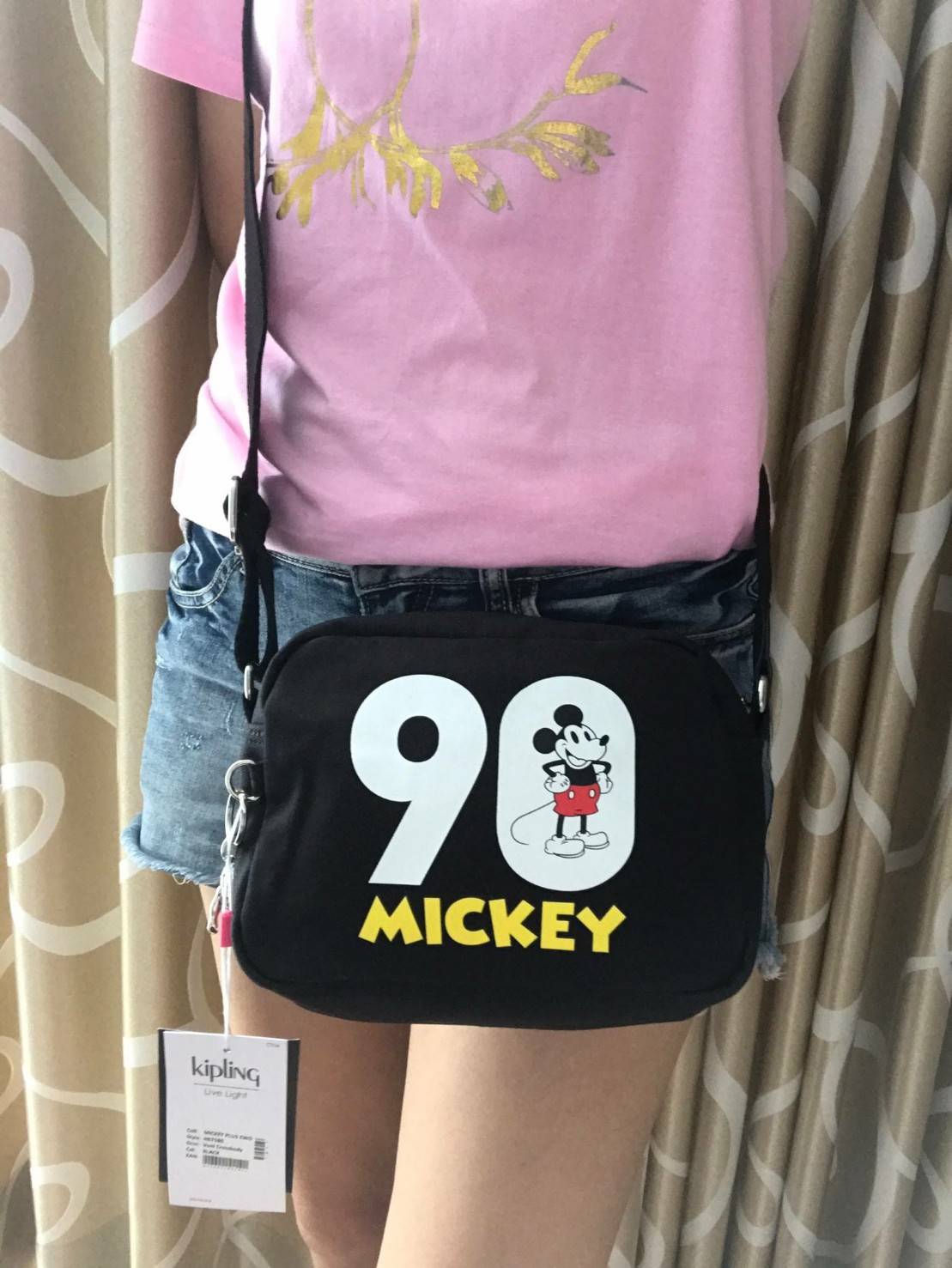 Disney's Mickey&Jungle Book Veni Crossbody Bag รุ่นLimited Edition ทรงสะพายข้าง ขนาดกำลังดี วัสดุpolester100% ดีเทลด้านหน้าลายการ์ตูนของวอลด์ดิสนีย์ เปิดปิดด้วยซิปเดียวด้านบน ภายในกว้าง มีช่องซิปและที่ห้อยพวงกุญแจ ฐานกว้างจุของได้เยอะสามารถสะพายได้ทั