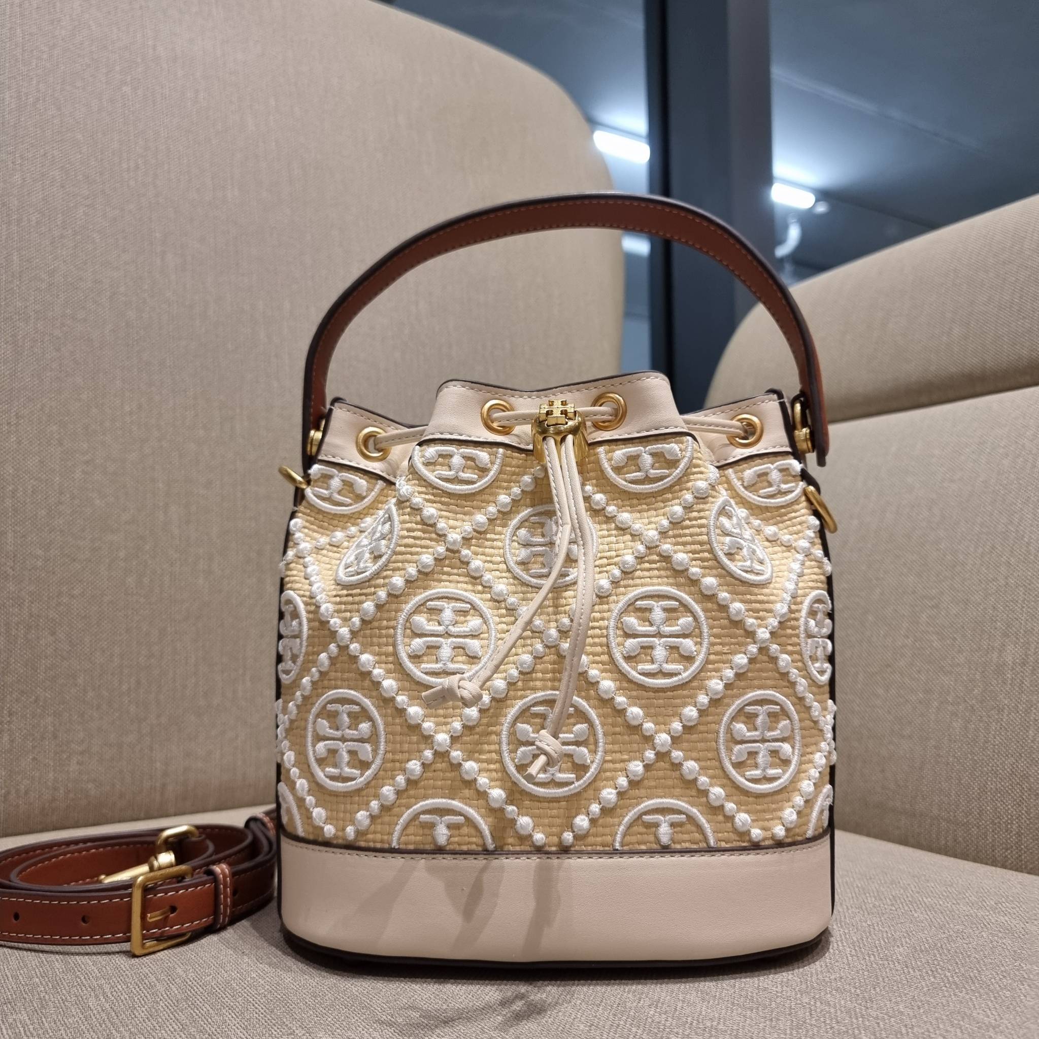TORY BURCH T MONOGRAM STRAW BUCKET BAG ใหม่ก่อนใคร พร้อมเสิร์ฟความสวยให้ถึงบ้านแล้วน้า กระเป๋าบัคเก็ตทรงยอดนิยม ดีไซน์ใหม่ล่าสุด ยูนีคไม่เหมือนใคร ลายสานเต็มใบ พร้อมปักโลโก้เอกลักษณ์ โดดเด่น งานฝีมือมากๆ สลับส่วนของหนังที่ขอบและก้นกระเป๋า ภายในเป็นช่องโล่