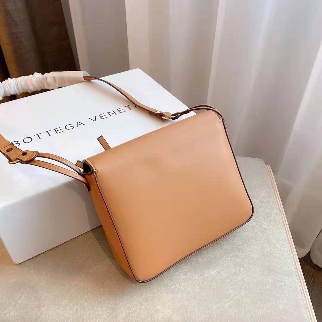 ของแท้ 💯% TORY BURCH MILLER ZIGZAG MULTI COLOR CROSSBODY กระเป๋าสะพายข้าง ไซส์กำลังน่ารัก ด้านหน้าปริ้นลายสวย ฝาพับเปิดปิดด้วยกระดุมแม่เหล็ก มีช่องใหญ่ เพิ่มช่องซิปยาว ใส่โทรศัพท์ สมุดบัญชีได้ มาพร้อมสายสะพายหนังยาว น่ารักกุ้บกิ้บต้องยกให้รุ่นนี้