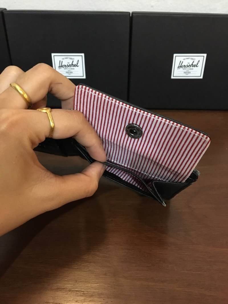 กระเป๋าสตางค์ Herschel Roy Wallet Coin (มีช่องใส่เหรียญ) การออกแบบก็เน้นใช้งานพกสะดวกกระเป๋าสตางค์ใบไม่ใหญ่ขนาดมาตราฐาน ช่องใส่บัตร 3 ช่อง ช่องใส่เหรียญ 1 ช่อง ช่องเก็บของหลังช่องใส่บัตรกับเหรียญอีกข้างละ 1 ช่อง ช่องใส่ธนบัตร 1 ช่อง