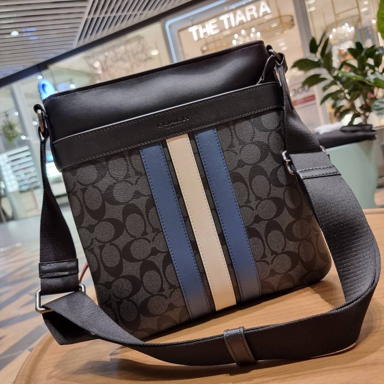 COACH F26068 CHARLES CROSSBODY IN SIGNATURE CANVAS WITH VARSITY STRIPE อีกหนึ่งรุ่นสุดฮิตเอาใจหนุ่มๆ กับดีไซน์แถบสีโดดเด่น กระเป๋าสะพายข้างทรงคลาสสิค ขายดี ไอเท็มทีเด็ด วัสดุหนังแคนวาสเคลือบลายสลับหนังแท้ เปิด-ปิดด้วยซิป และมีช่องแยกแบ่งสัดส่วนด้านหน้ากระ