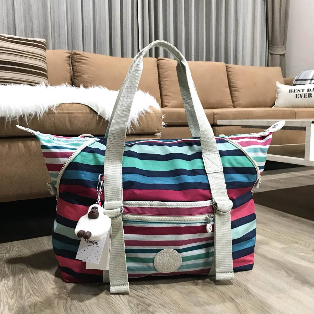 NEW ARRIVAL! KIPLING ART (LARGE) TOTE BAG 2018 กระเป๋าถือหรือสะพายรุ่นใหม่ใบใหญ่จุใจสาวๆที่สัมภาระเยอะ วัสดุ Nylon+Polyester 100% น้ำหนักเบา โดดเด่นที่สามารถรูดซิปมุมกระเป๋าเปลี่ยนทรงได้ไม่จำเจ มีหูหิ้วสะพายไหล่ได้ มือจับหูหิ้วเป็นหนังปั้มโลโก้ พวงกุญเเจล