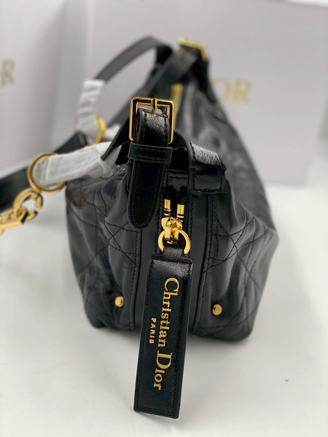 ORI หนังแท้ | DIOR D-Journey Bag กระเป๋าสะพายนิยามใหม่ดีไซน์ทันสมัย โดดเด่นด้วยรูปทรงโฮโบที่มาพร้อมกับดีไซน์ที่นุ่มนวลและทันสมัย พร้อมกับช่องใส่ของแบบติดซิป