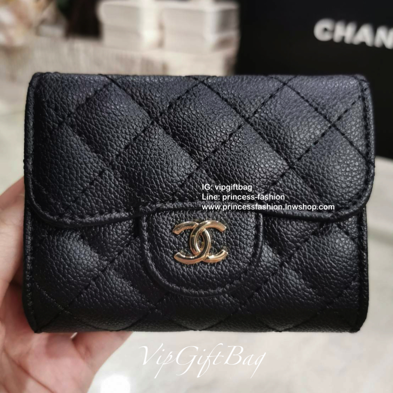 CHANEL SHORT WALLET VIP Gift With Purchase พรีเมี่ยมกิ้ฟ Chanel ไอเท็มนี้แนะนำค่ะ ลูกค้าสั่งพรีออเดอร์กันเยอะมาก วัสดุหนังด้านขึ้นลายตารางคลาสสิค ไม่มีเอ้าท์ เปิดปิดด้วยฝาปิด ด้านหน้าประดับโลโก้แบรนด์อะไหล่เงินสวยหรูดูดี ด้านหลังมีช่องใส่ของ ภายในมีช่องแบ