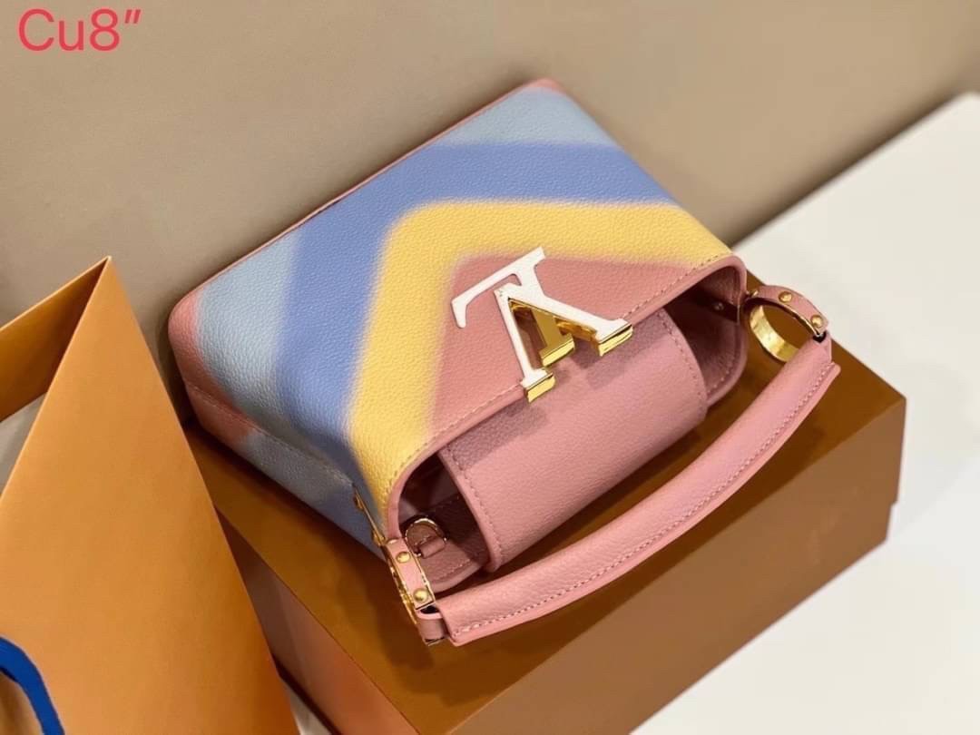 LV CAPUCINES top handle 8" ที่สุดของความสวยในราคาเบาๆ กระเป๋าถือสุดหรู สีสวยขับผิว ทำให้ไอเท็มนี้สะกดทุกสายตาจริงๆ มาพร้อมหูจับดีไซน์ทรงคลาสสิค ดีงามม้ากกกก!! ด้วยรูปทรงวินเทจ พร้อมส่งครบ box set ในราคาที่คุ้มที่สุด จัดเถอะค่า ยืนยันว่าสวยคุ้ม!!