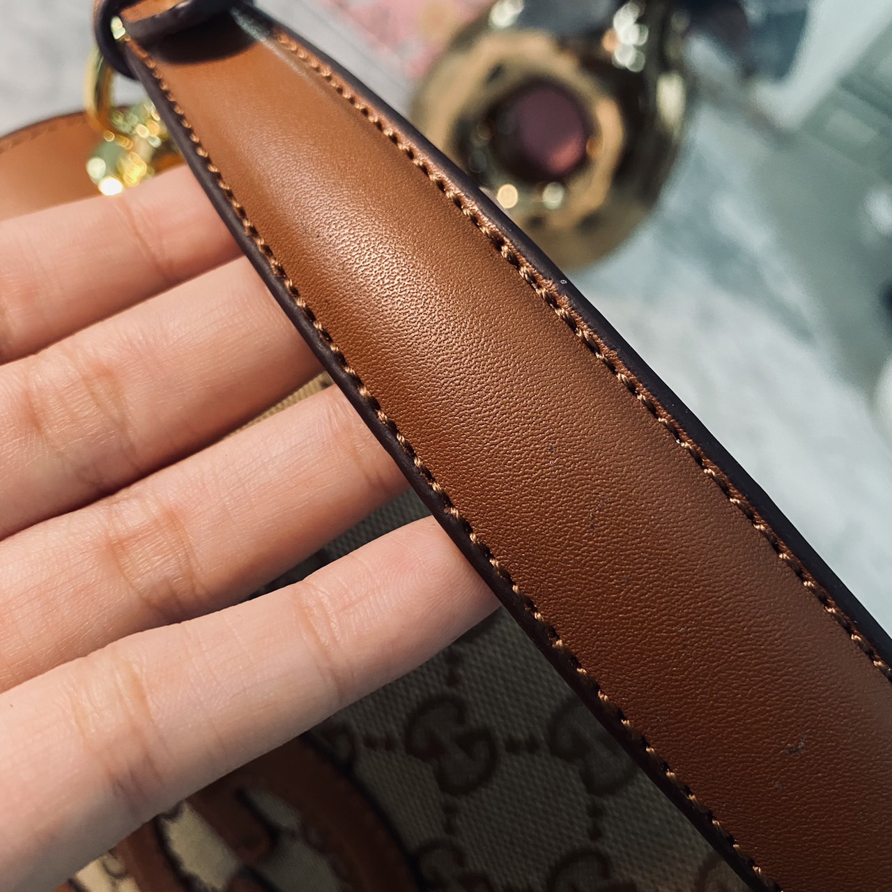 Gucci Blondie small top handle bag กระเป๋าสะพายรุ่นใหม่สุดไอคอนนิก งานหนังสวยมาก มีกลิ่นหอมอ่อนๆ เหมาะมากสำหรับของขวัญปีใหม่นี้ จะให้ตัวเองหรือให้เป็นของขวัญก็ดีงามมากๆ