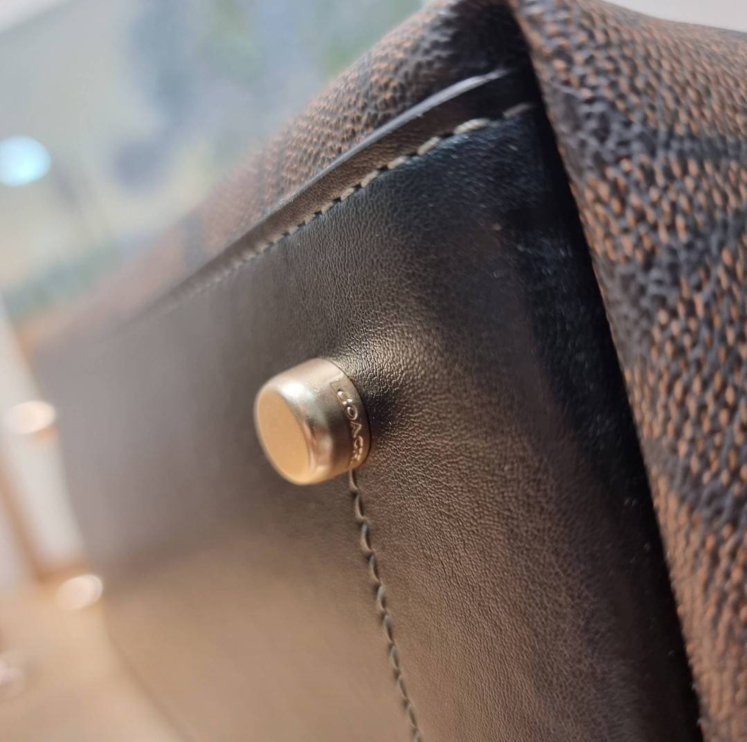 COACH HANNA CARRYALL IN SIGNATURE CANVAS / CH187 / CH195 / CH542 น้องใหม่ เรียบหรู ดูแพง กับกระเป๋าถือ/สะพายทรงสวย คงความคลาสสิค ดีไซน์ตกแต่งสายคาดจับจีบข้างกระเป๋าเพิ่มดีเทล มาพร้อมหูจับในตัว