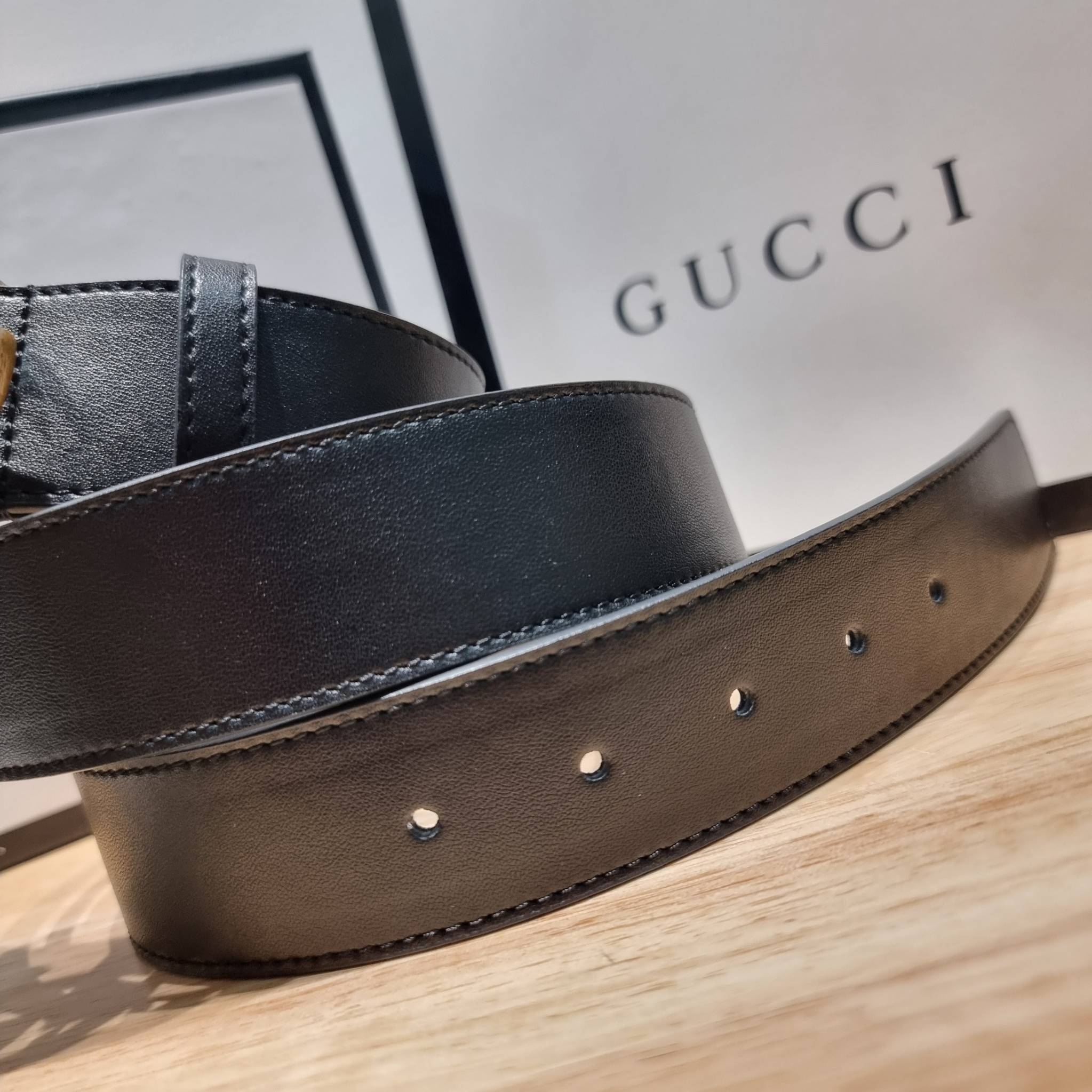GUCCI BELT / GG belt 3.5cm เข็มขัดสีดำสุดคลาสสิค รุ่นโลโก้ ใหญ่ เรียบง่าย ผู้ดี เป็นซิกเนเจอร์ ด้วยดีไซน์ double buckle อะไหล่สีทองวินเทจ ทำให้ใช้งานเป็น everyday use ได้เลย วัสดุหนังสวย พร้อมออริจินัล box ที่สุดของการคอมพลีทลุทด้วยเข็มขัดเส้นนี้เส้นเดียว