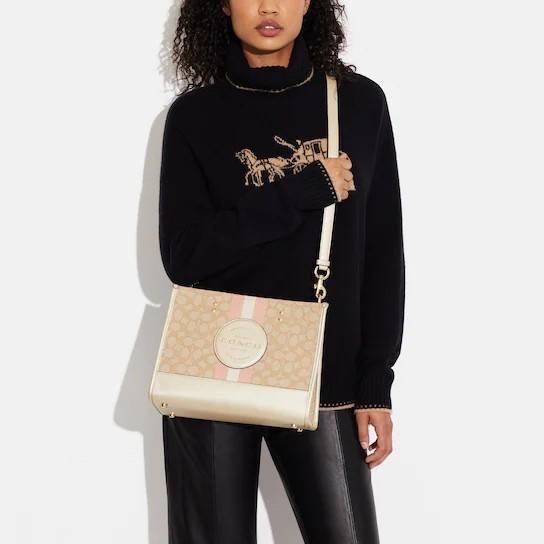 COACH DEMPSEY CARRYALL IN SIGNATURE JACQUARD WITH STRIP AND COACH PATCH((CE984)) ใบใหญ่ สีผู้ดีขับผิวมากๆเลยค่า😘 พร้อมส่งที่ไทย สีใหม่ล่าสุด2023! กับกระเป๋าทรงtote