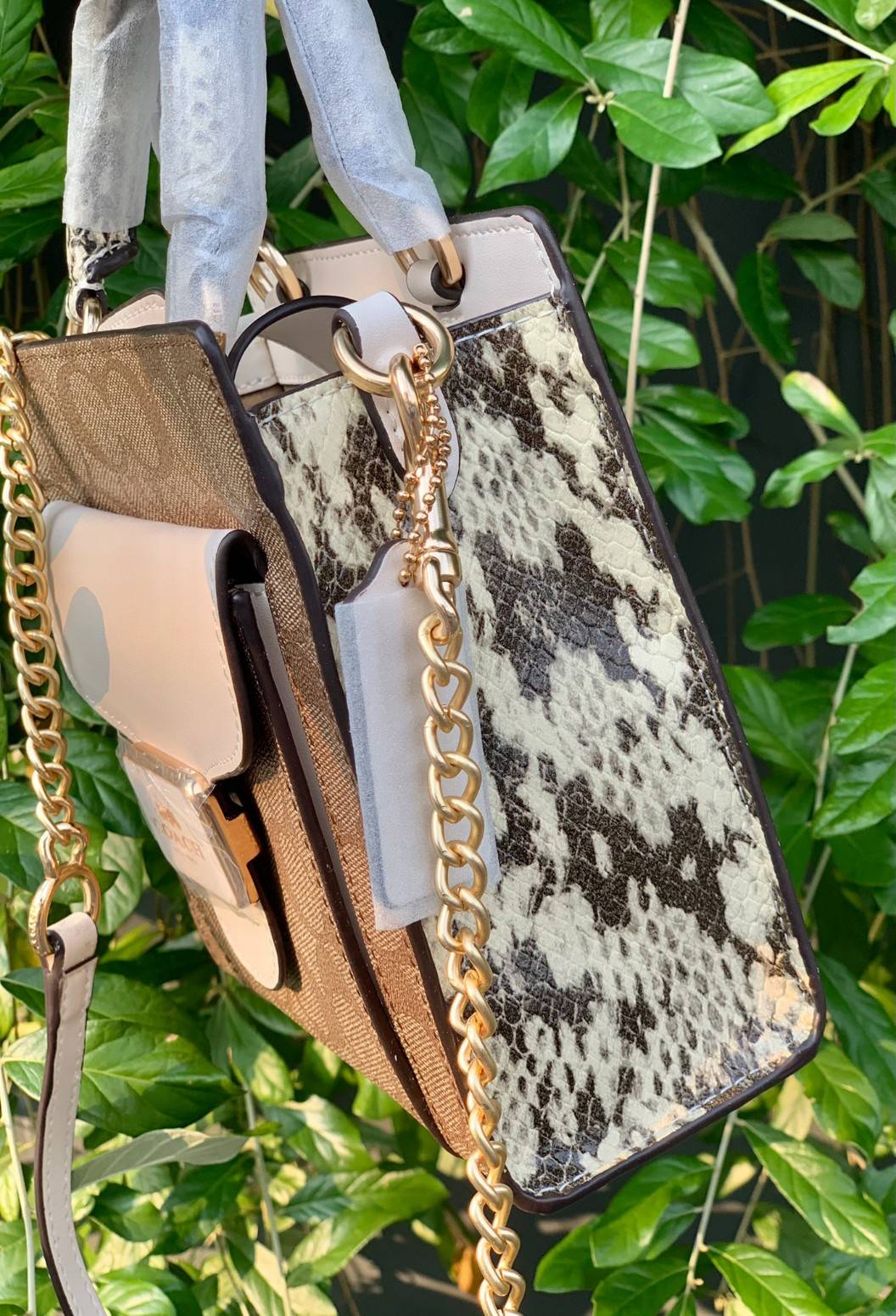 น้องเข้าใหม่ ไม่มีไม่ได้แล้ว ต้องรับไปดูแลเลยค่าา❤️ COACH MINI PEPPER CROSSBODY IN SIGNATURE ((C7227)) 📣พร้อมส่งที่ น้องใหม่ล่าสุดค่าา! กระเป๋าสะพายครอสบอดี้ร์ หรือหิ้วออกงานก็สวยไม่น้อยทีเดียวค่ะ หนังแท้นิ่มสวย หูหิ้วและด้านข้างกระเป๋าทำลา